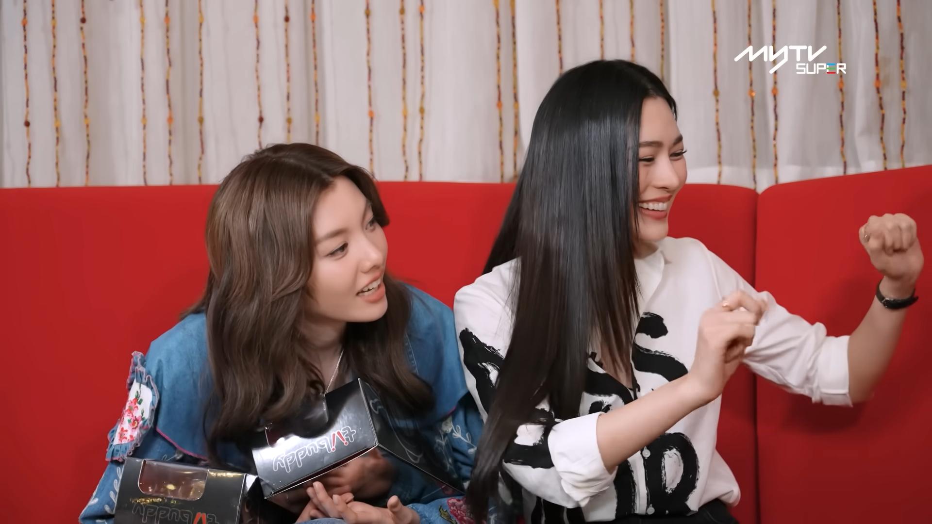 麥美恩送出佘詩曼簽名海報時,鄺玲玲非常驚喜。