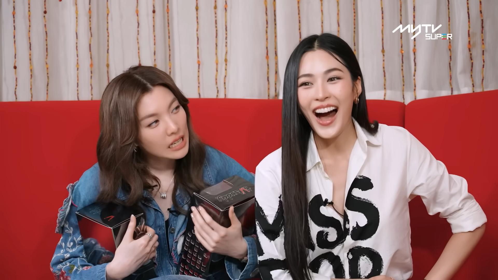 麥美恩送出佘詩曼簽名海報時,鄺玲玲非常驚喜。