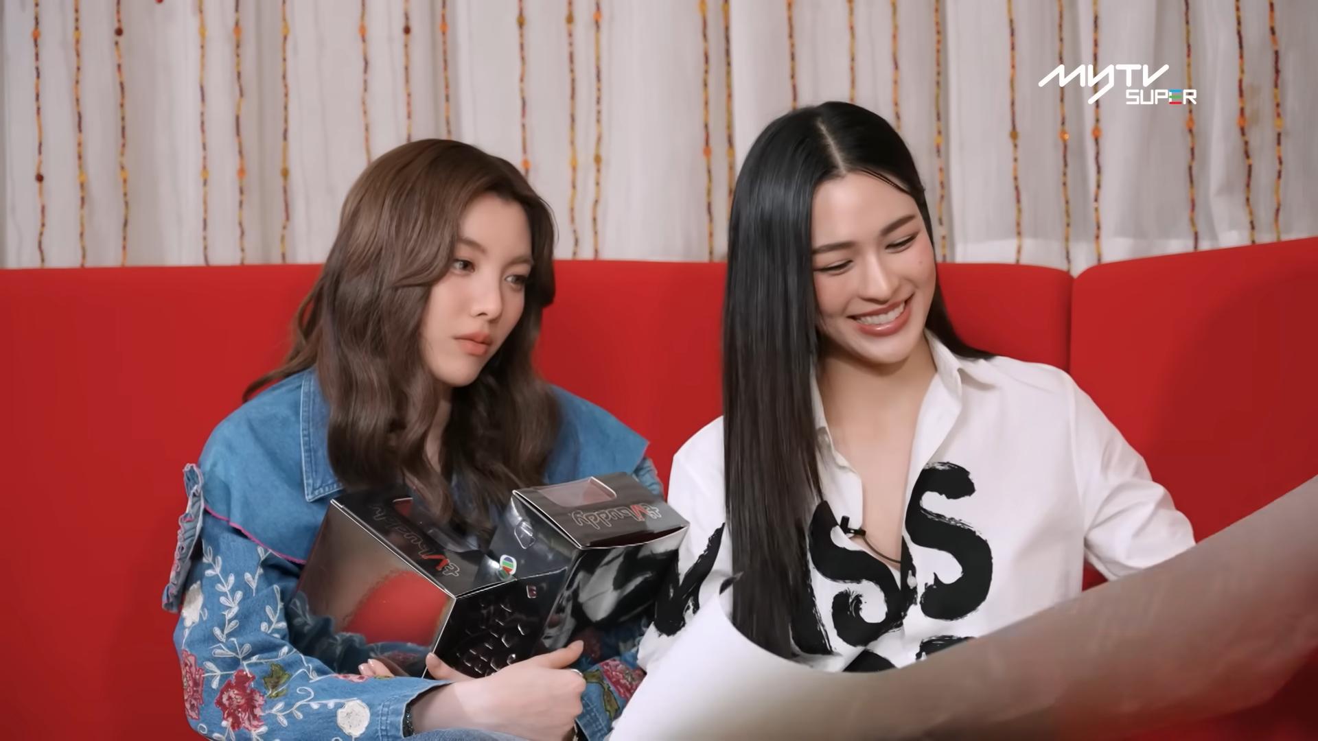 麥美恩送出佘詩曼簽名海報時,鄺玲玲非常驚喜。