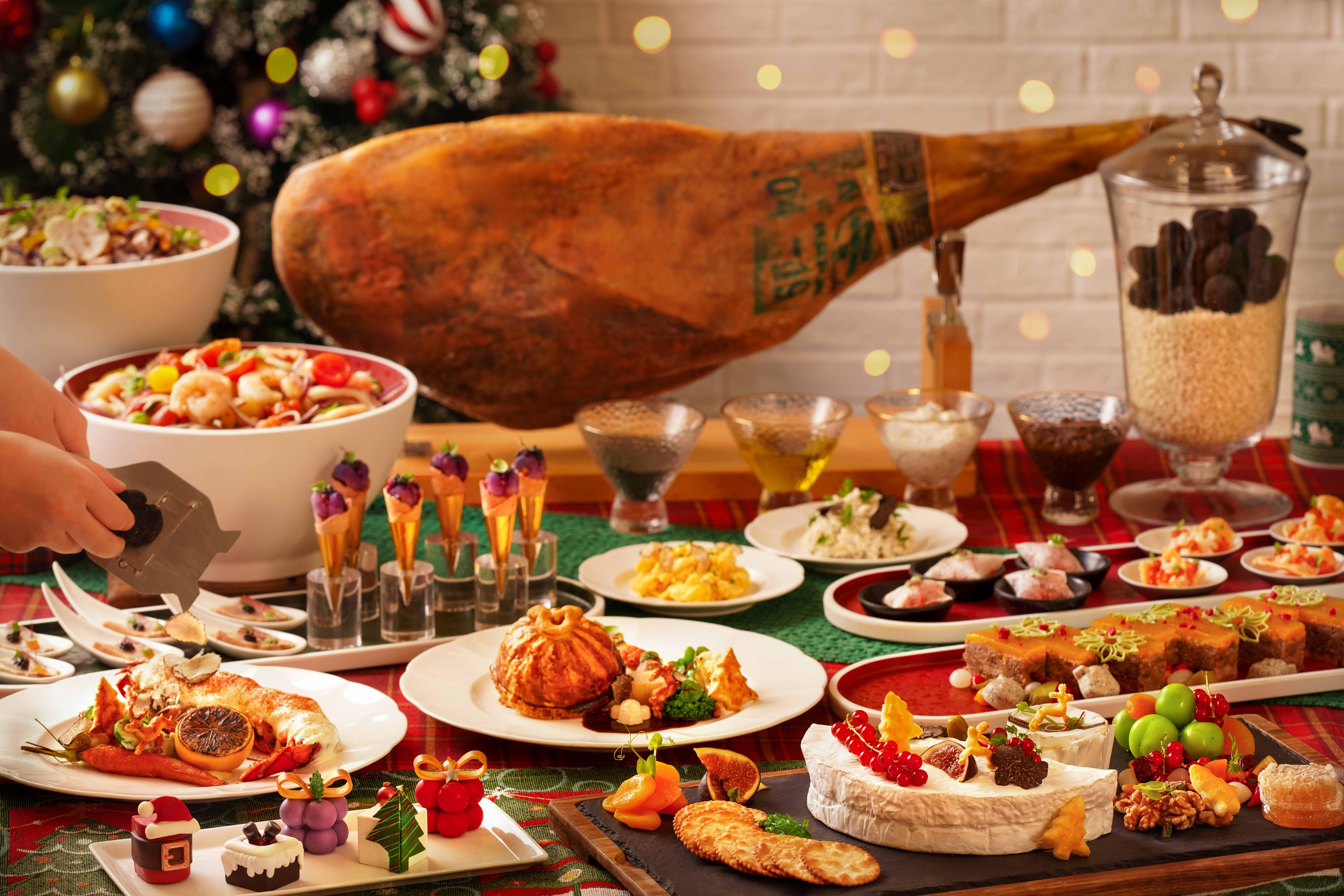 香港迪士尼樂園酒店「華特餐廳」華特喜慶自助午餐成人$398,小童$338;自助晚餐成人$888,小童 (6至11歲)$398,於12月24至28日供應。黑松露專區只於12月24及25日晚餐時段供應)