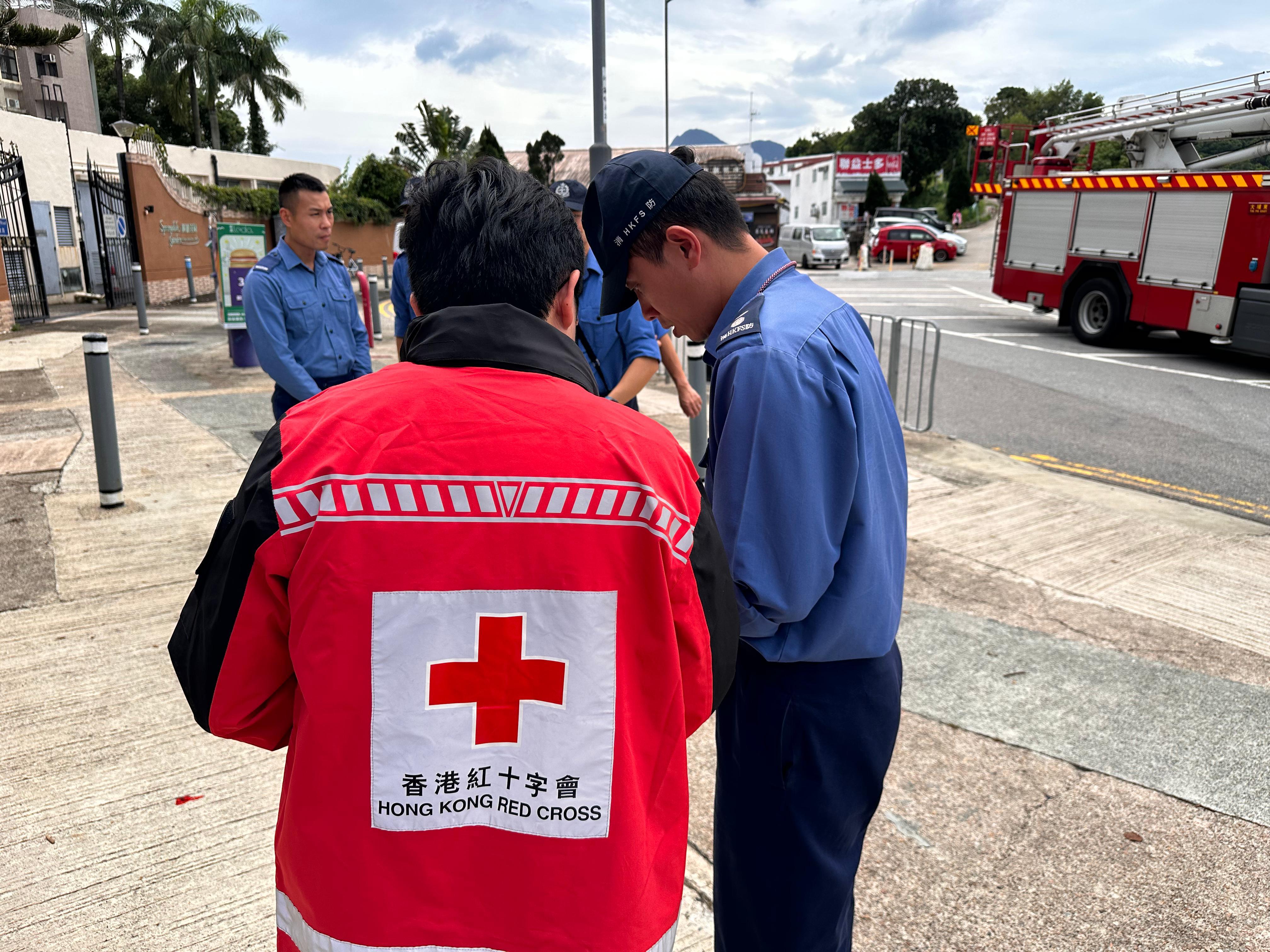 香港紅十字會急救團隊進駐高危地區庇護中心。(香港紅十字會圖片)