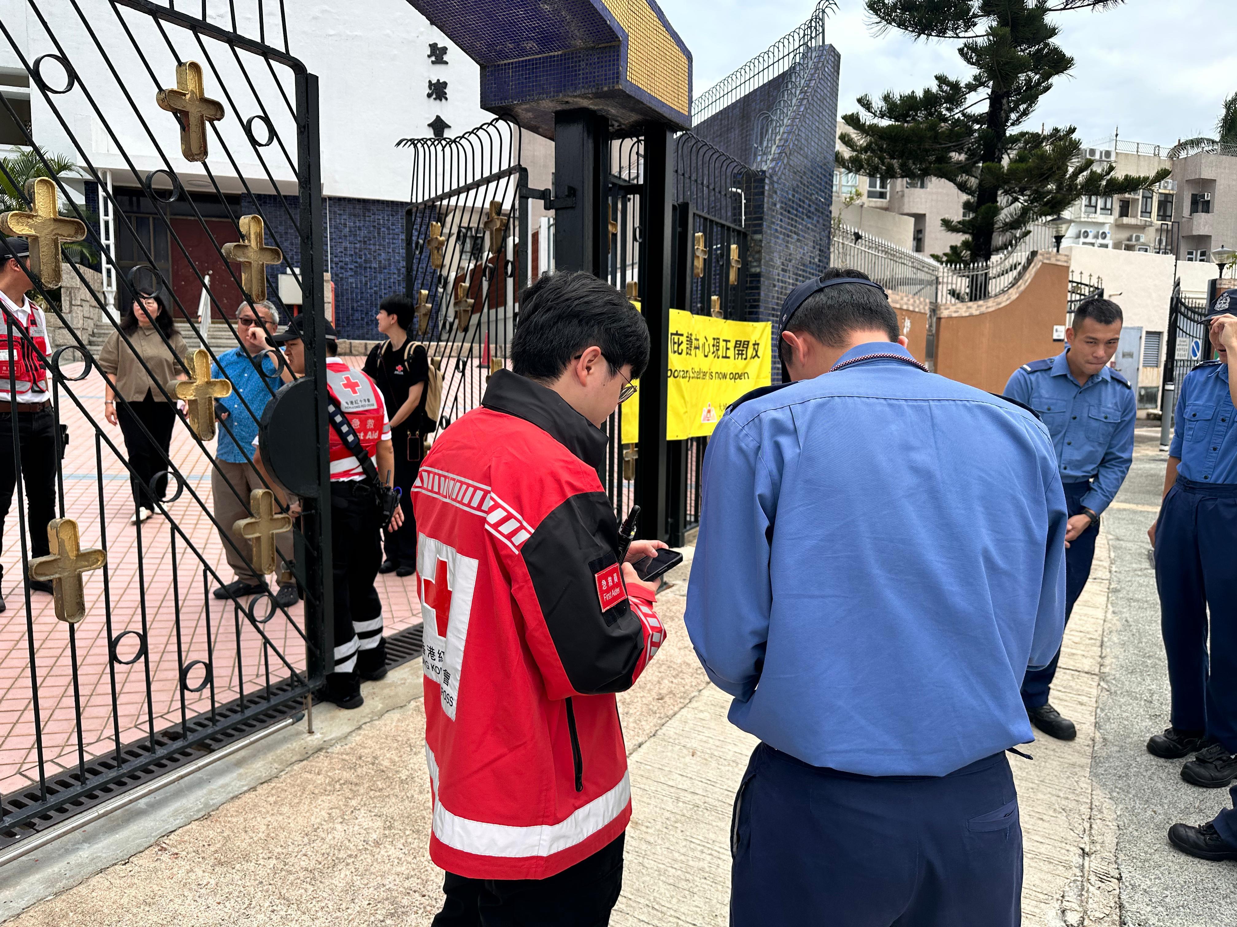 香港紅十字會急救團隊進駐高危地區庇護中心。(香港紅十字會圖片)