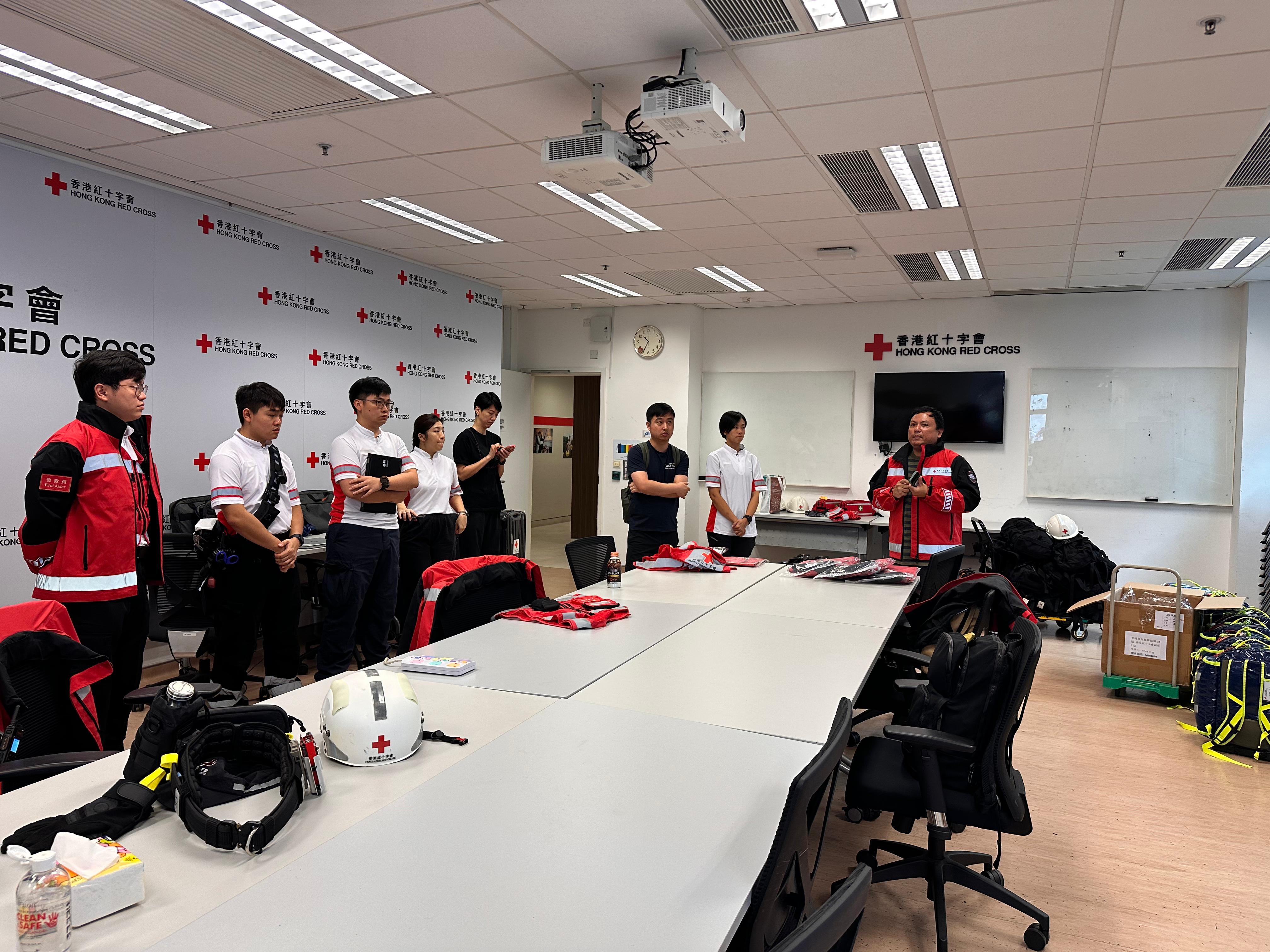 香港紅十字會急救團隊進駐高危地區庇護中心。(香港紅十字會圖片)