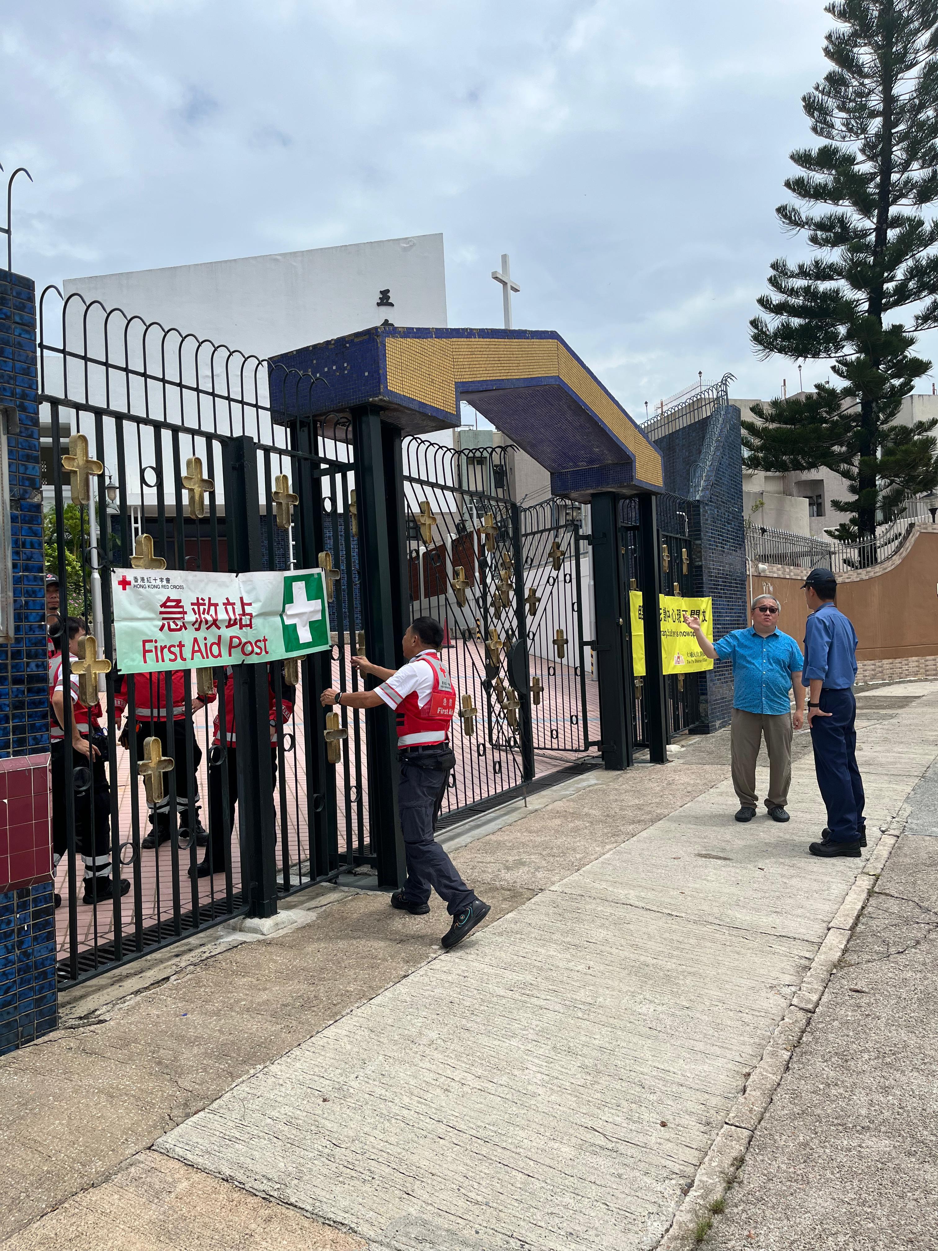 香港紅十字會急救團隊進駐高危地區庇護中心。(香港紅十字會圖片)