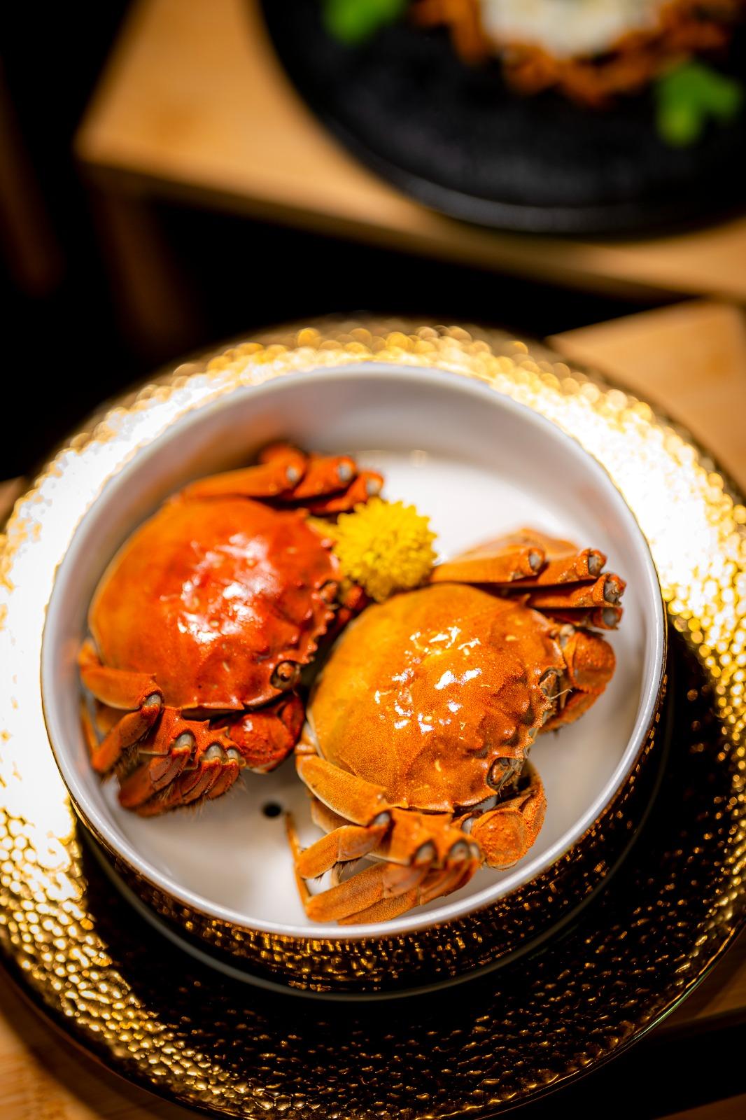 清蒸大閘蟹四兩公、四兩乸(香港迪士尼樂園酒店「晶荷軒」大閘蟹時令 精選套餐10月13日至2025年11月16日供應,每位$598)