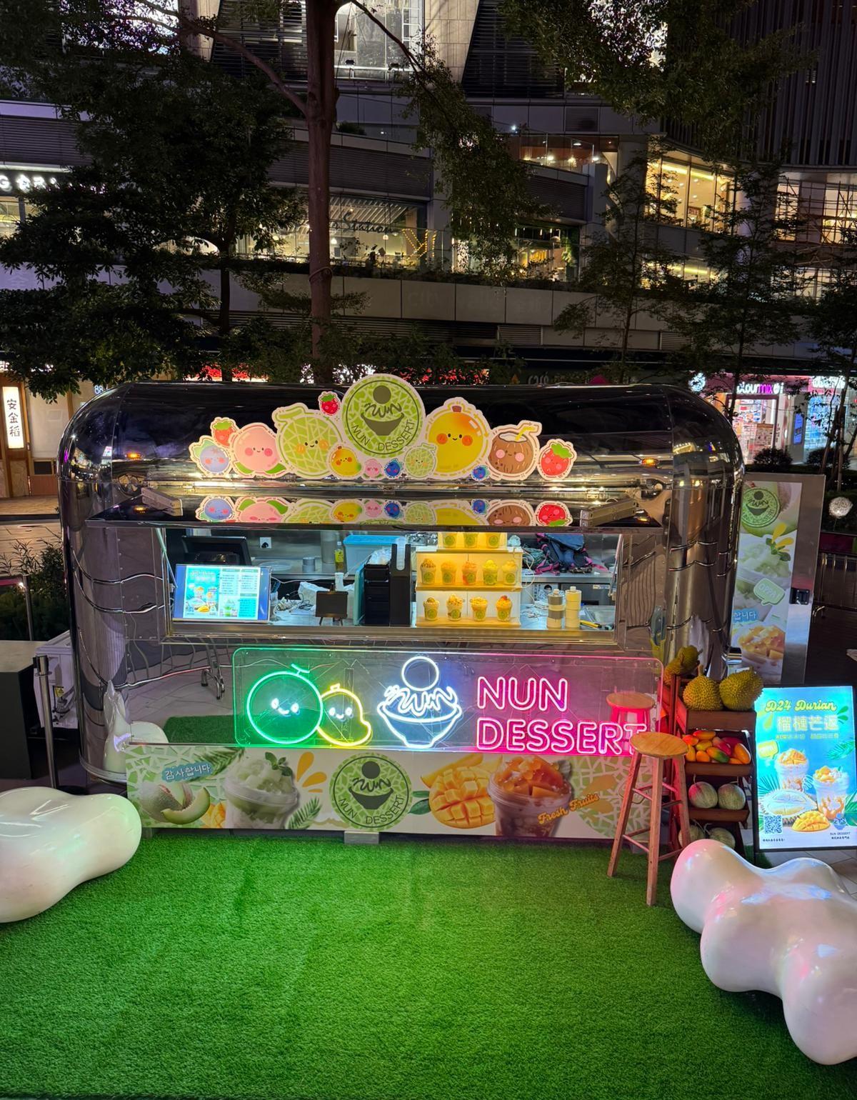 夜晚餐車亮起霓虹燈。