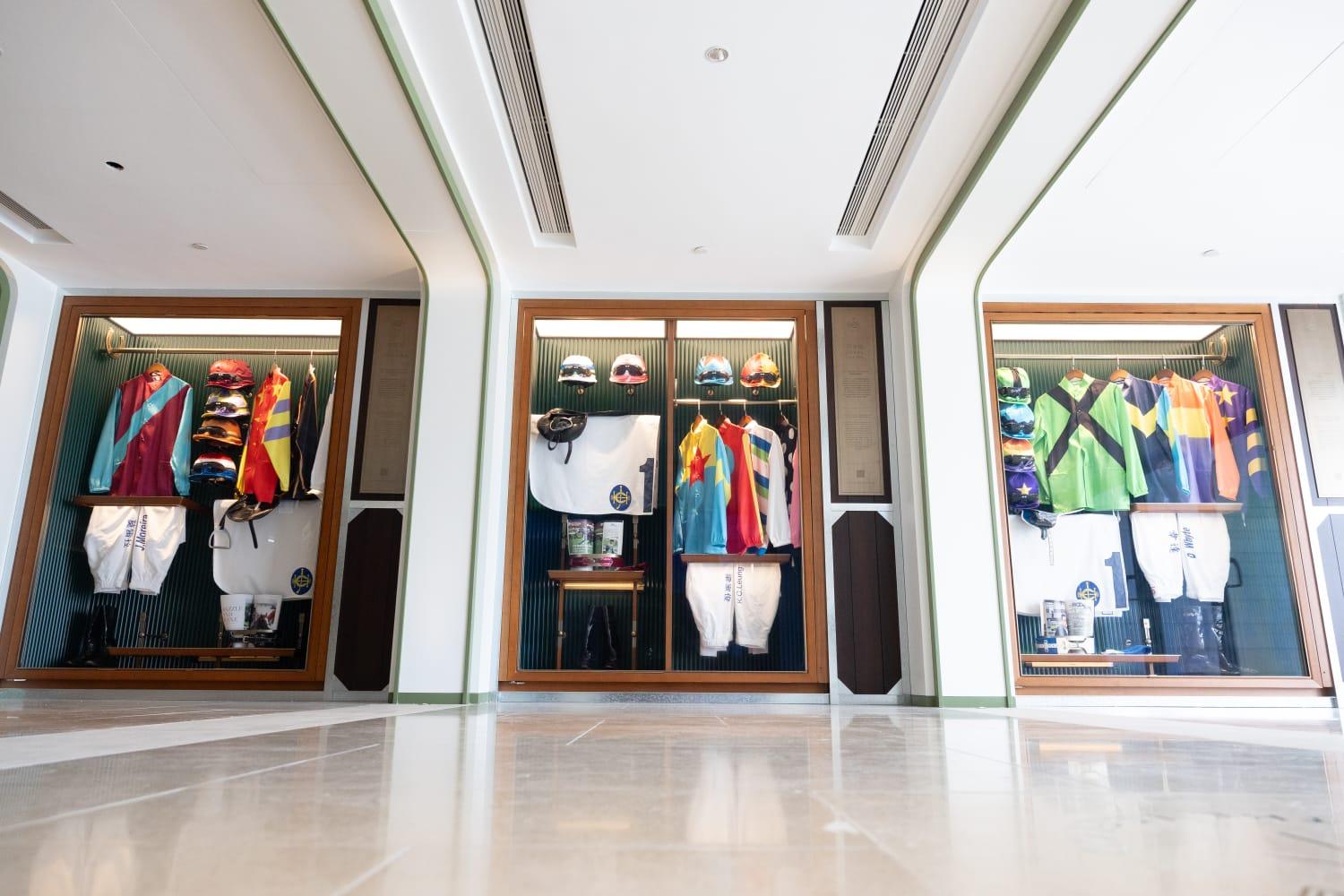 「傳奇騎師之路」就重現了六位精英騎師及他們的儲物櫃與個人專屬出賽裝備。 (蘇文傑攝)