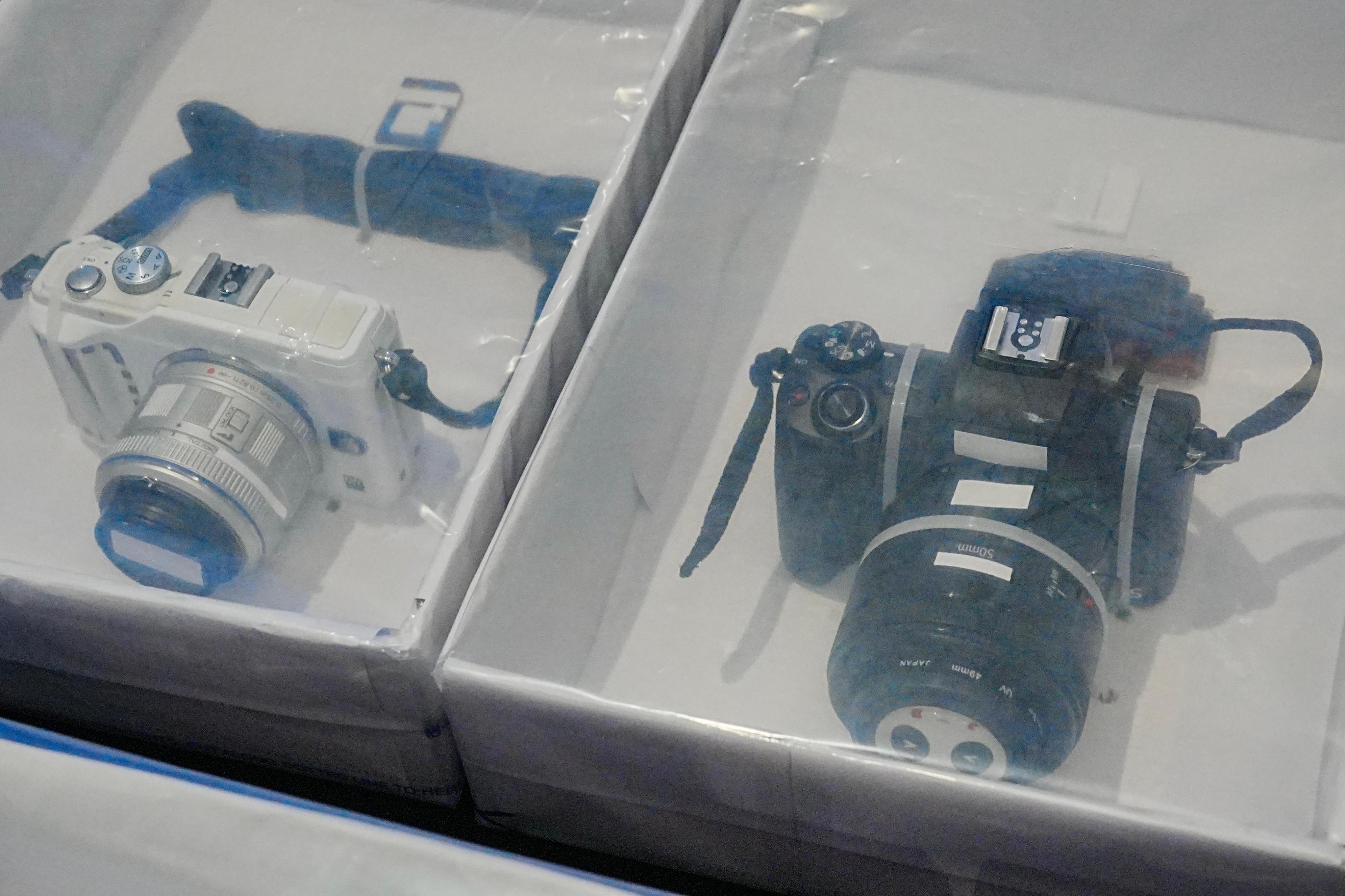 人員檢獲被捕人的攝影器材。