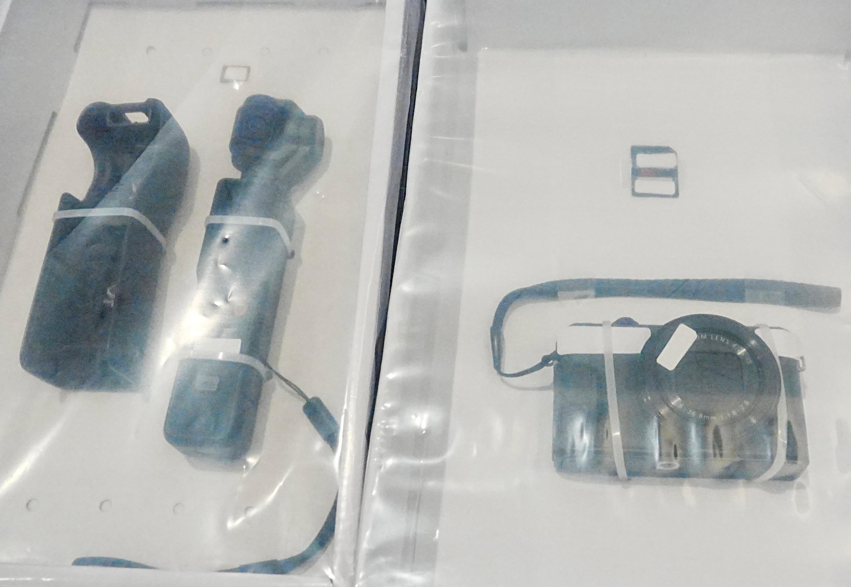 人員檢獲被捕人的攝影器材。