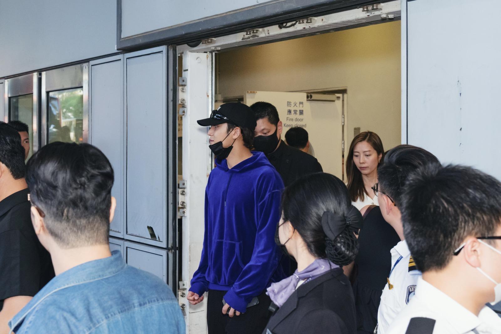 MINGYU一向親民,他向四周揮手,上車後跟拉低車窗,向對面馬路的fans打招呼。