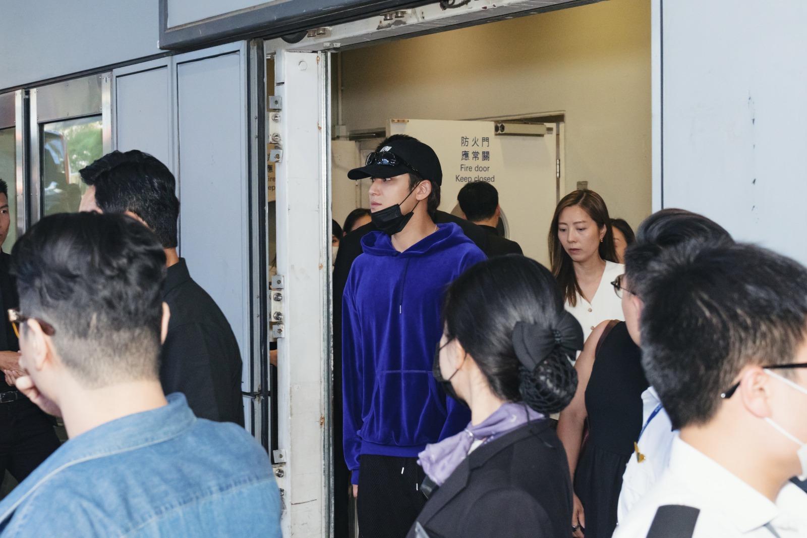 MINGYU一向親民,他向四周揮手,上車後跟拉低車窗,向對面馬路的fans打招呼。