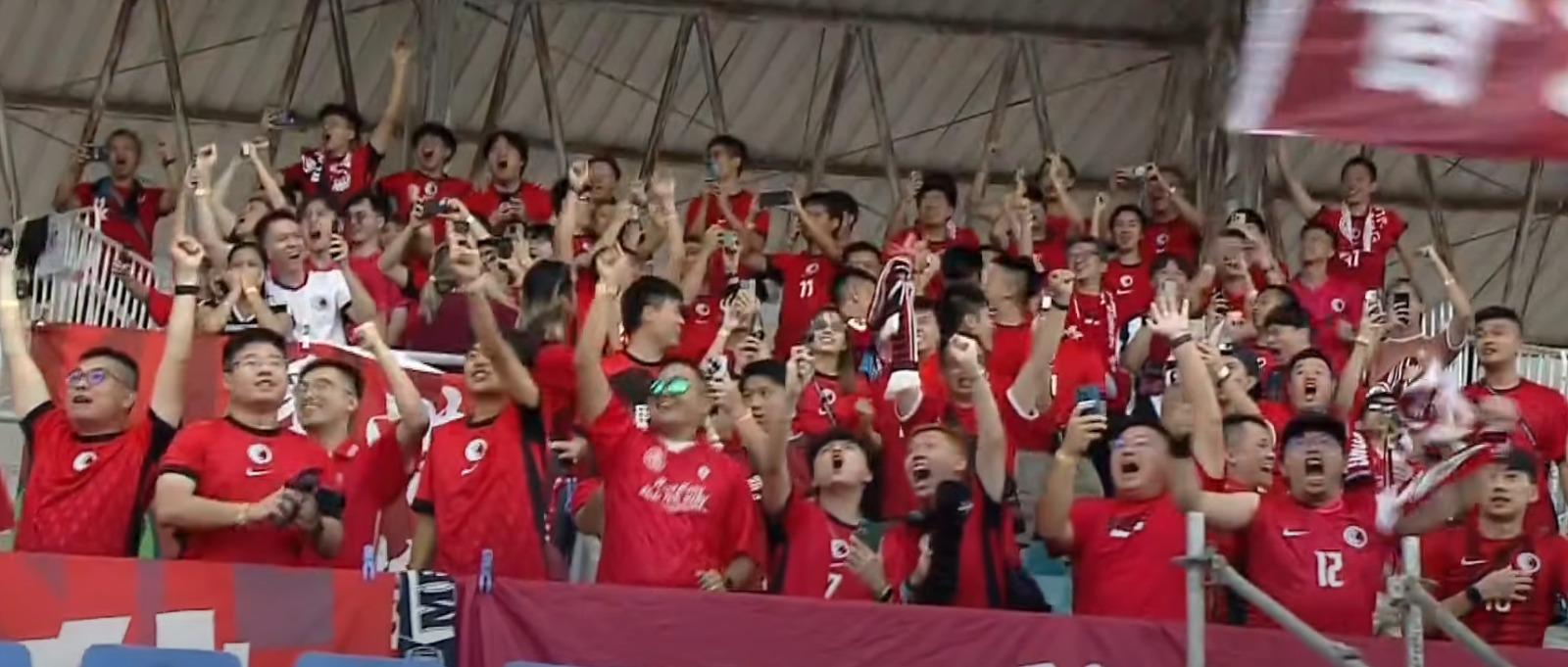 泰皇盃|不少香港足球隊球迷入場打氣。(港台截圖)