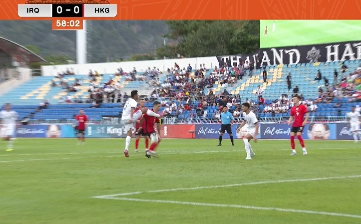 泰皇盃|祖連奴在禁區內被伊拉克守衛踢中,VAR後獲12碼。(港台截圖)