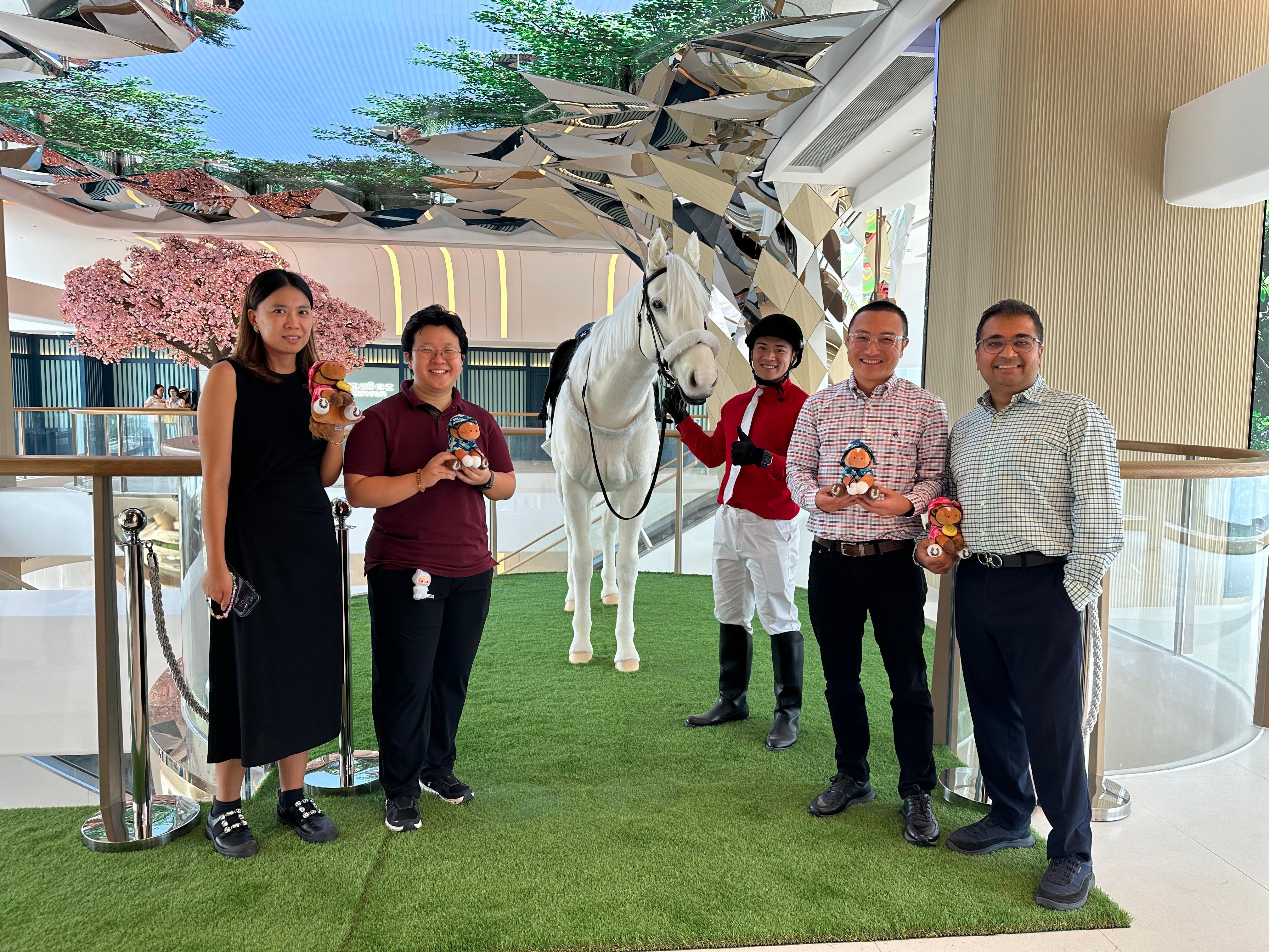 美國史丹佛大學商學院管理課程的校友及學生也趁來港觀光期間到訪沙田馬場。