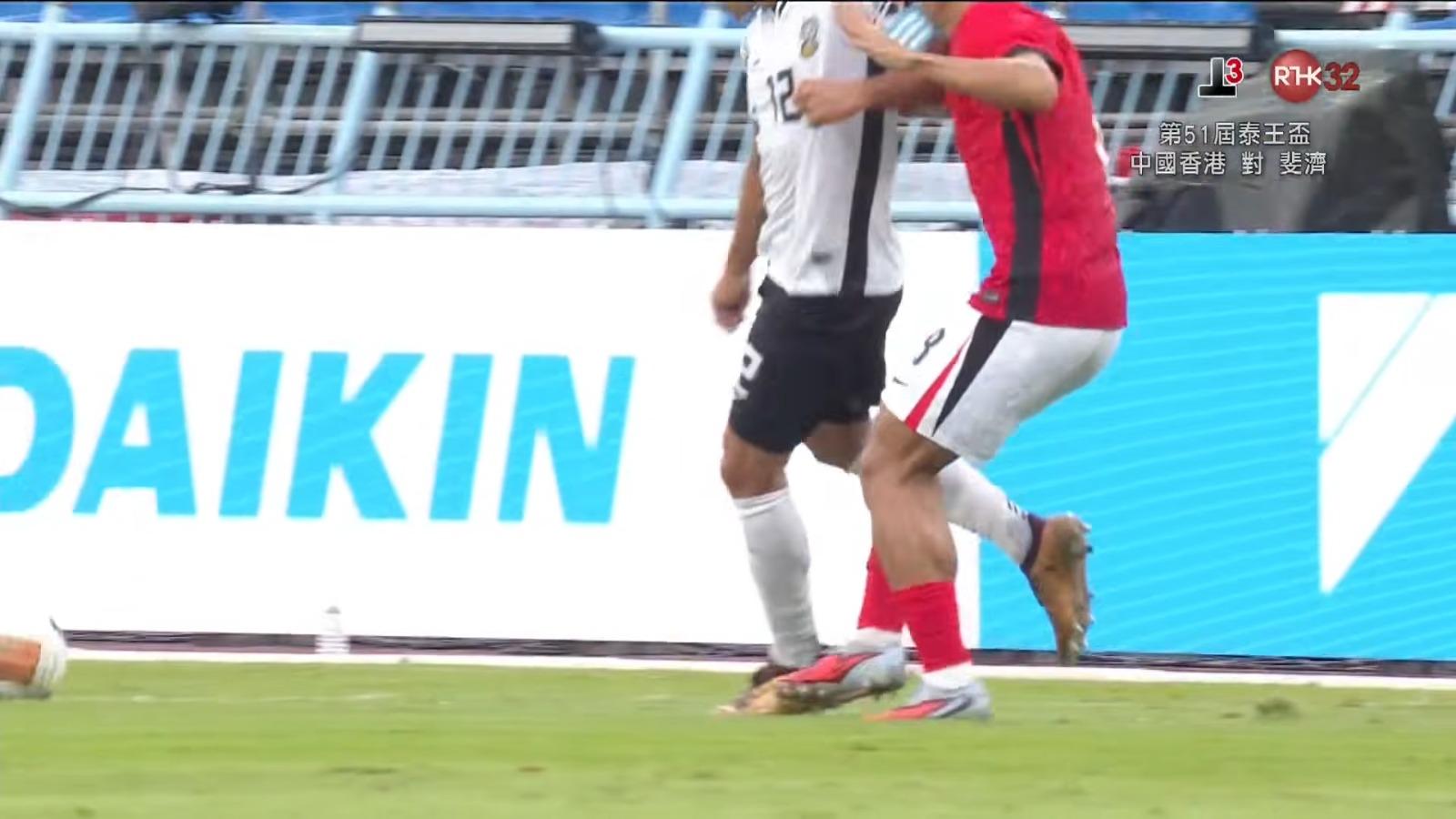 泰皇盃|14分鐘斐濟隊長Tevita Waranaivalu開肘領紅牌。(港台截圖)