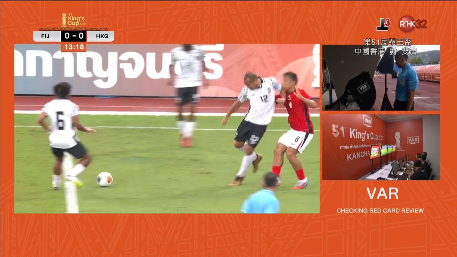 泰皇盃|14分鐘斐濟隊長Tevita Waranaivalu開肘領紅牌。(港台截圖)