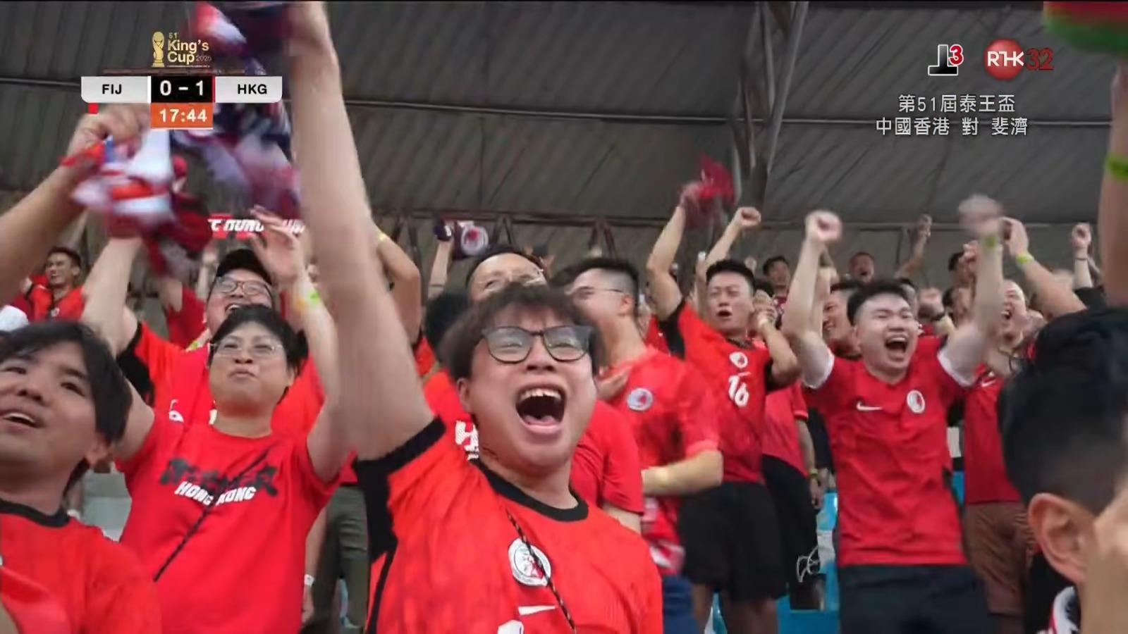 泰皇盃|不少香港球迷赴泰國入場打氣。(港台截圖)