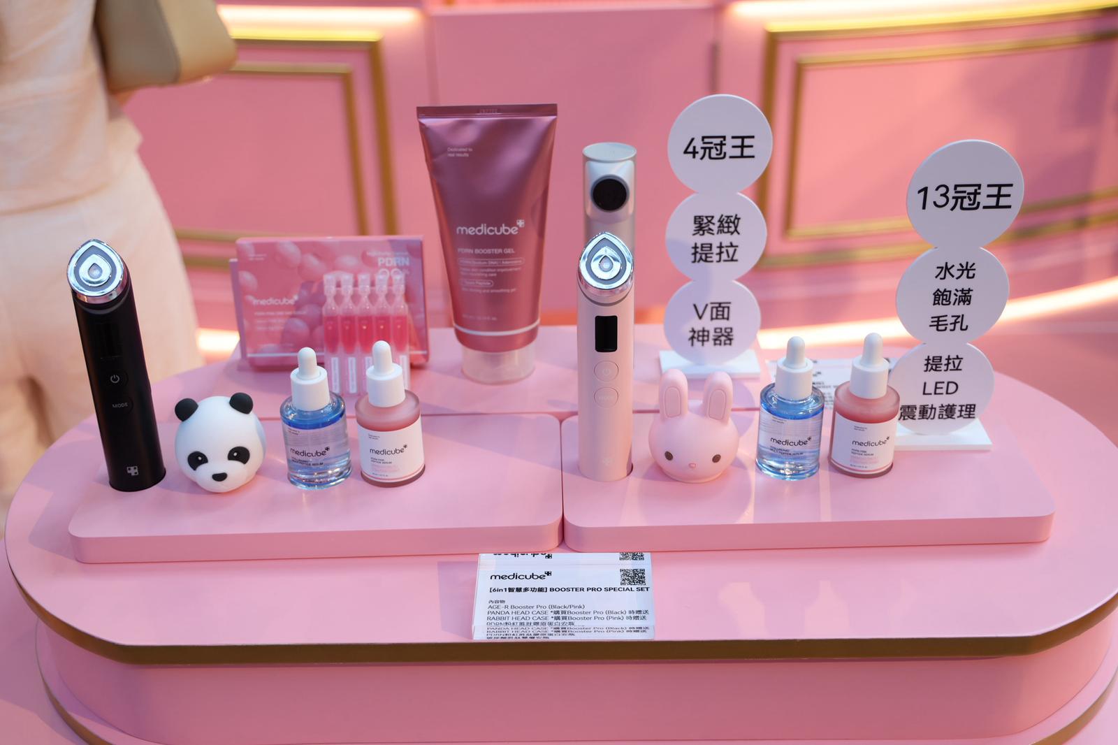 在快閃店購買AGE-R Booster Pro 六合一智慧多功能美容儀套裝,送玻尿酸胜肽雙層安瓶及PDRN粉紅胜肽膠原蛋白安瓶。