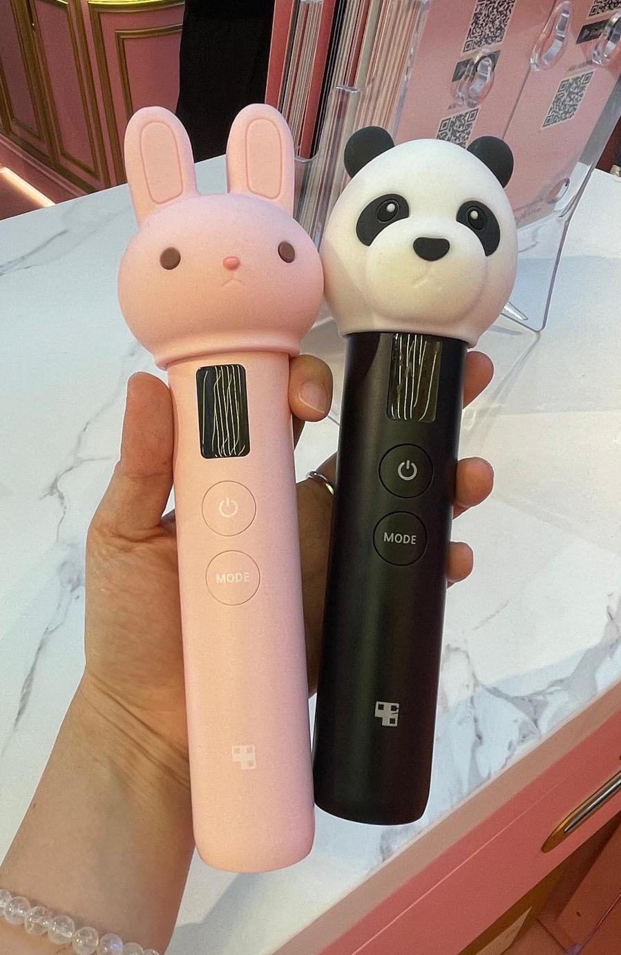 AGE-R Booster Pro 六合一智慧多功能美容儀在快閃店推出限定的熊貓頭機套或兔頭機套