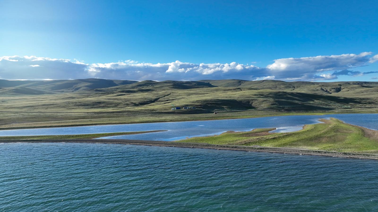 「尕日塘秦刻石」所在地青海省果洛藏族自治州瑪多縣扎陵湖北岸。(新華社)