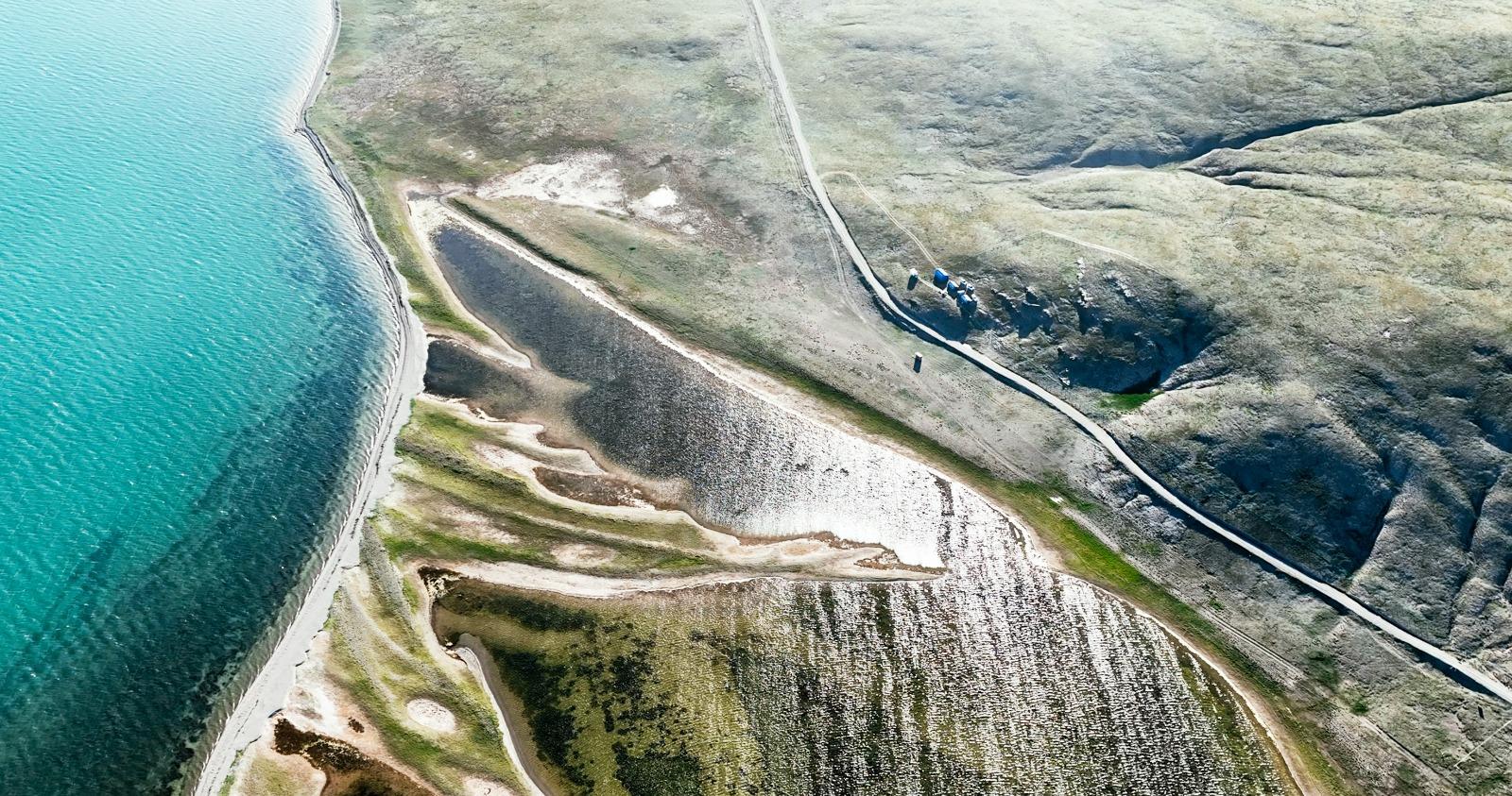 7月25日拍攝的「尕日塘秦刻石」所在地青海省果洛藏族自治州瑪多縣扎陵湖北岸。(新華社)