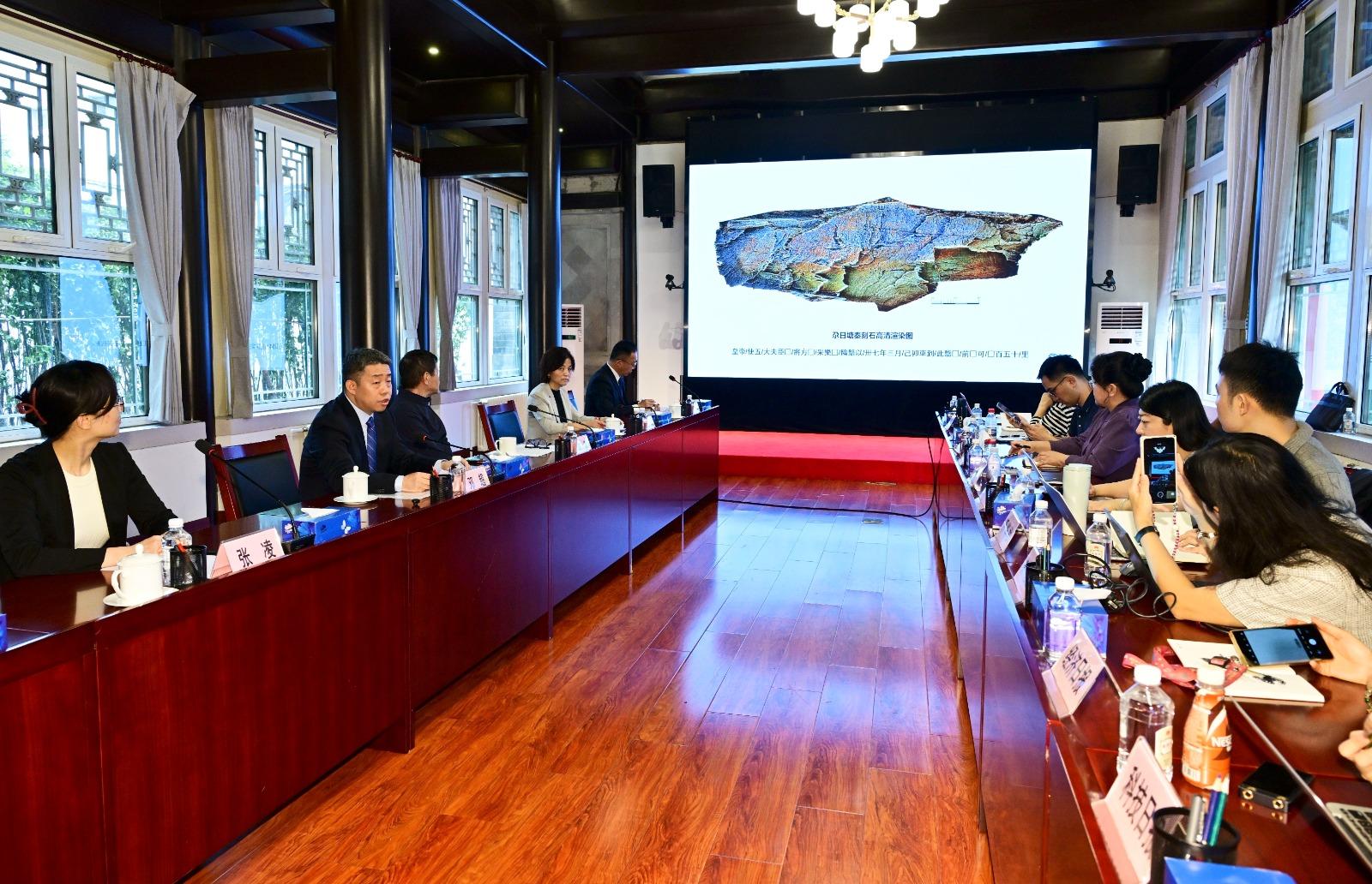 9月15日,國家文物局在北京舉行新聞發佈會。確認此前在青海省瑪多縣發現的石刻為秦代石刻,定名為「尕日塘秦刻石」。。(新華社)