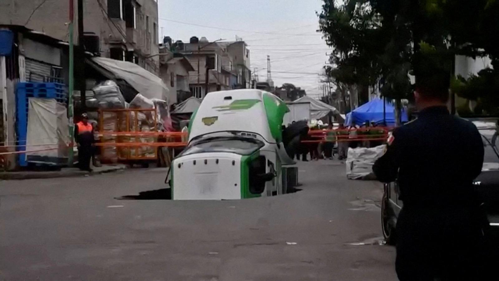 墨西哥一輛滿載汽水的卡車慘遭天坑吞沒。(路透社)