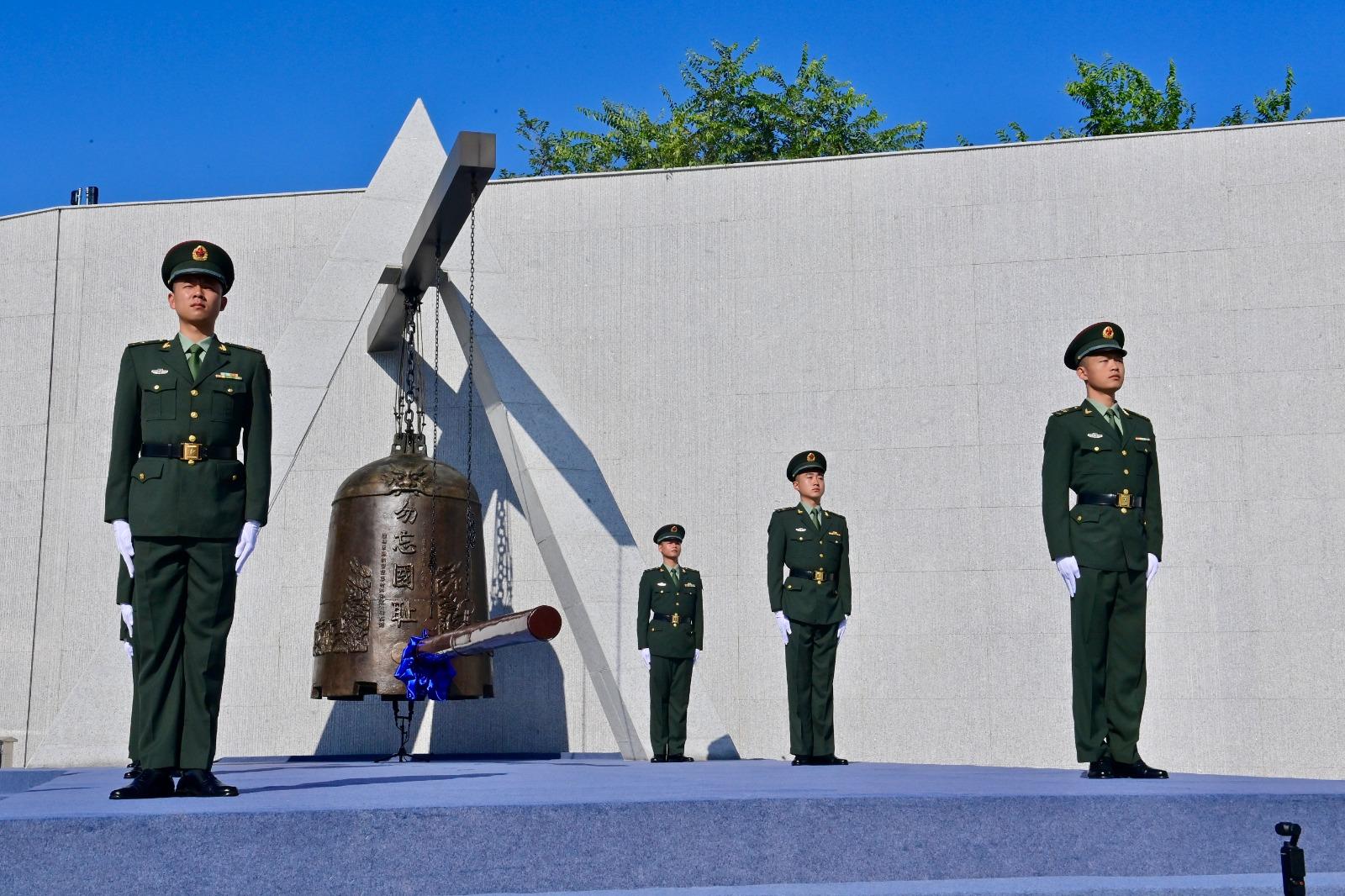 「九一八事變」94周年,遼寧瀋陽九一八歷史博物館殘曆碑廣場舉行撞鐘鳴警儀式。(新華社)