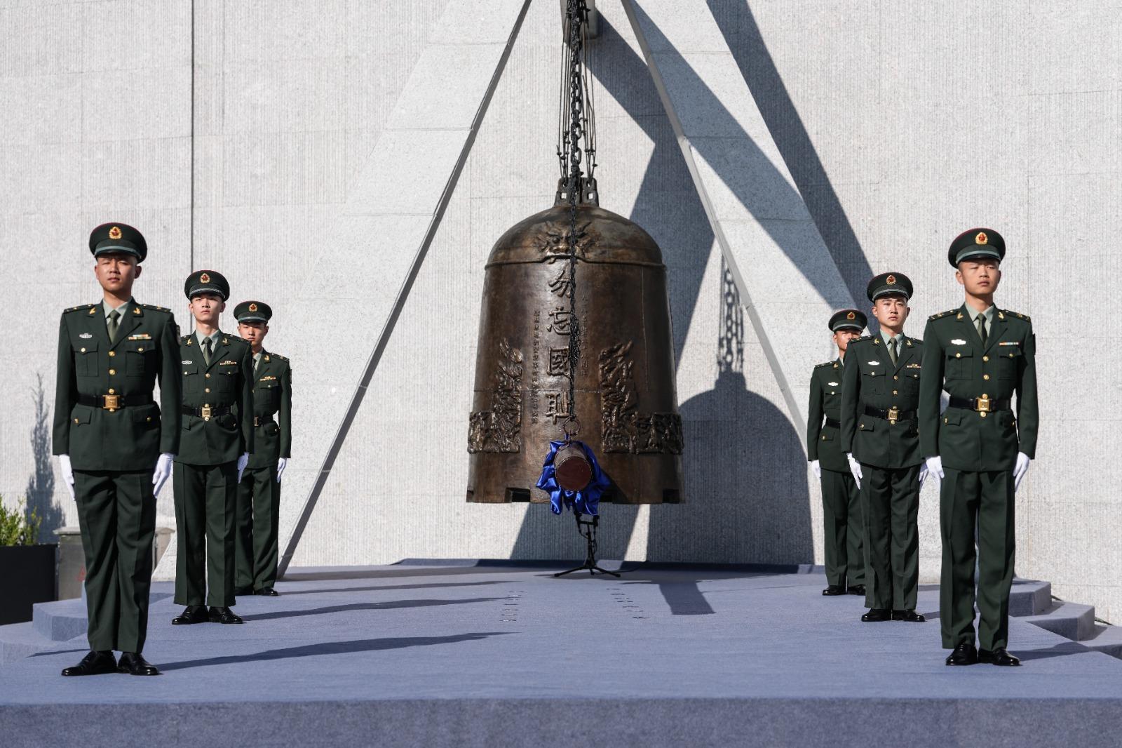 「九一八事變」94周年,遼寧瀋陽九一八歷史博物館殘曆碑廣場舉行撞鐘鳴警儀式。(新華社)