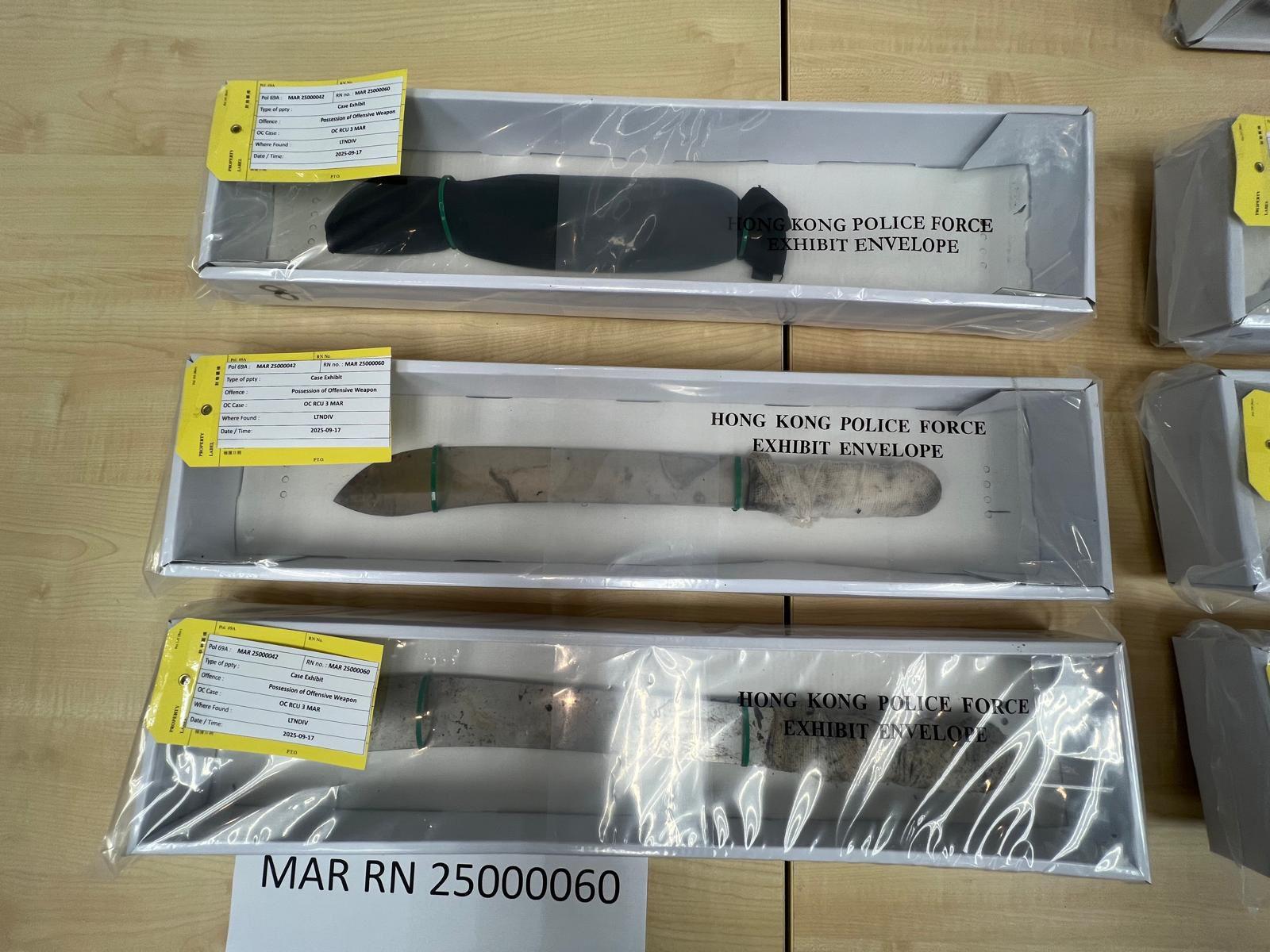 人員檢獲大量攻擊性武器。