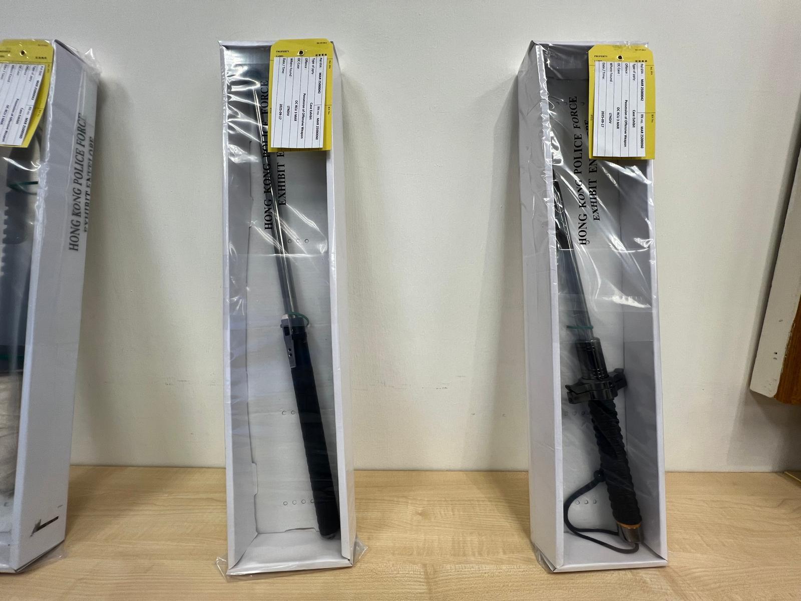 人員檢獲大量攻擊性武器。