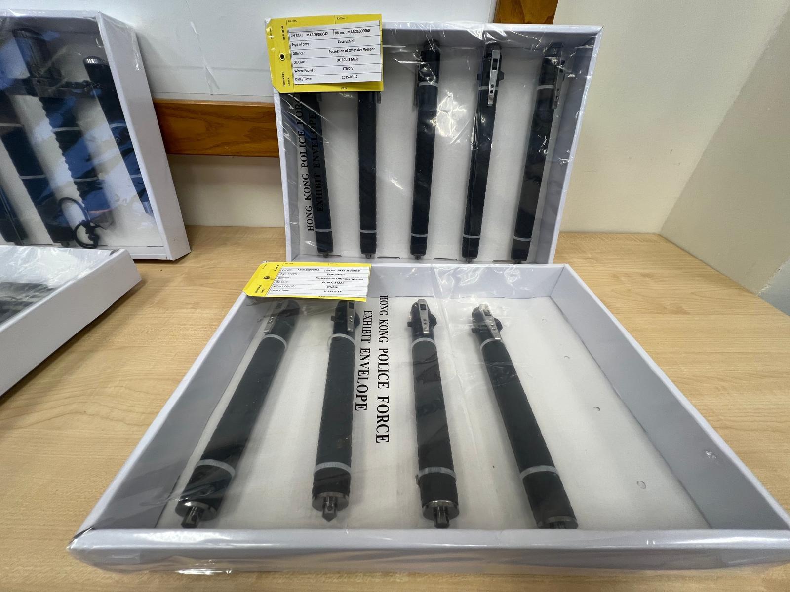 人員檢獲大量攻擊性武器。