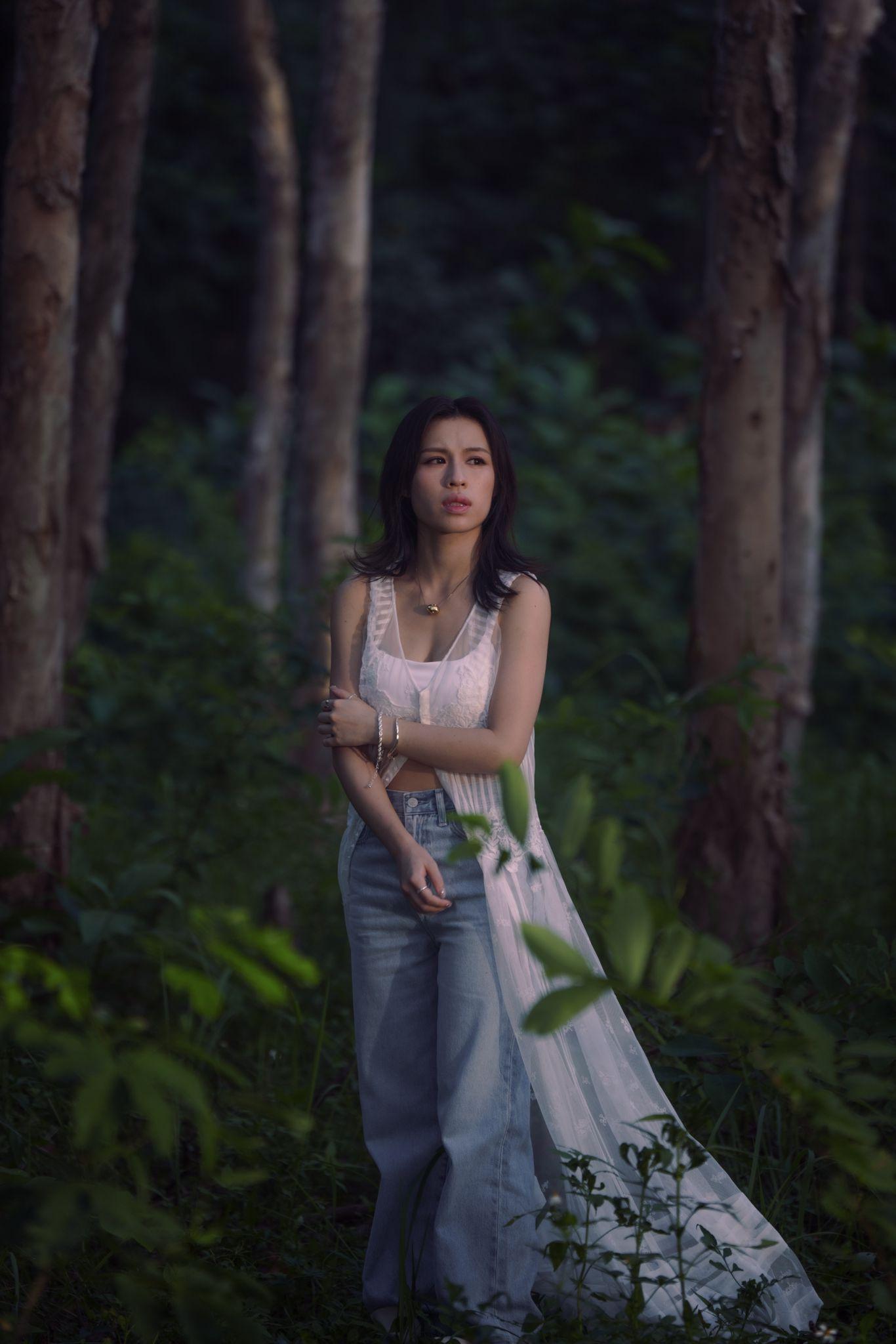 Winka破天荒找來自小陪她成長的圈外好友,參與歌曲「伴唱」,令歌曲倍添意義。