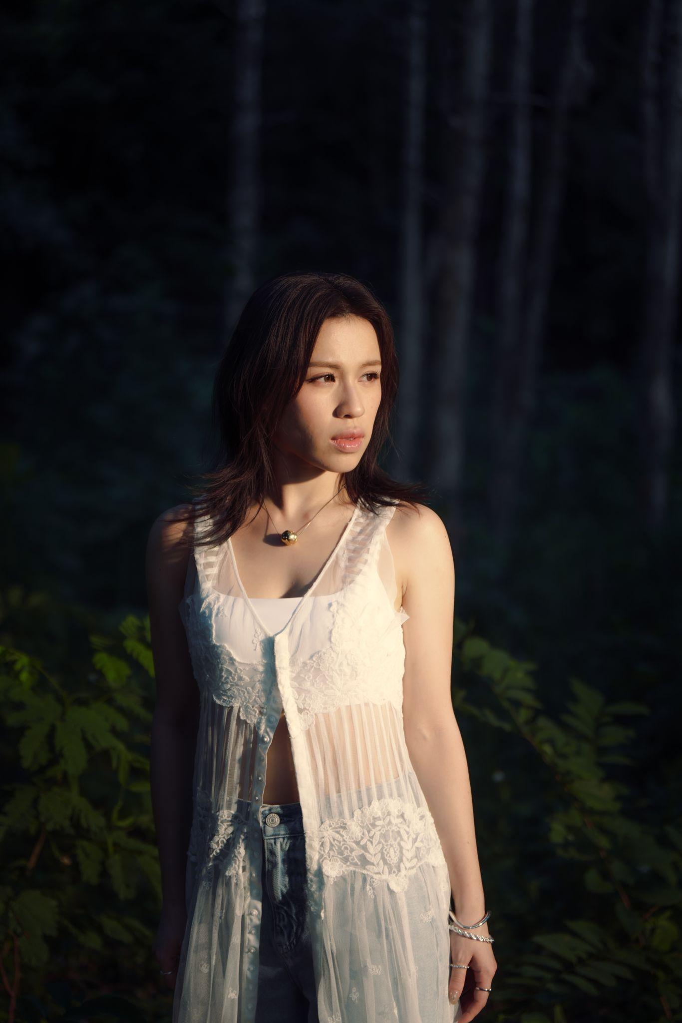 Winka破天荒找來自小陪她成長的圈外好友,參與歌曲「伴唱」,令歌曲倍添意義。