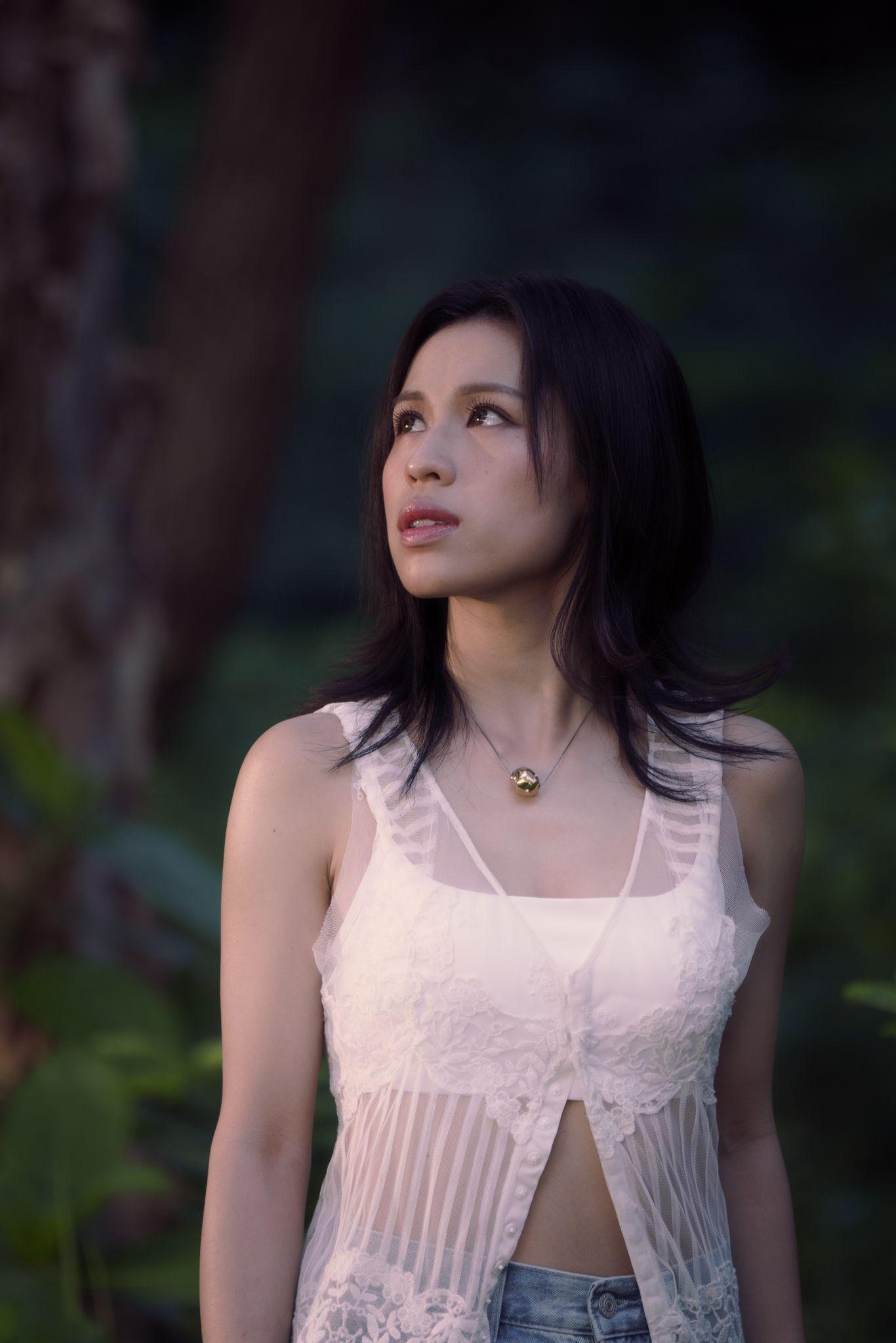 Winka破天荒找來自小陪她成長的圈外好友,參與歌曲「伴唱」,令歌曲倍添意義。