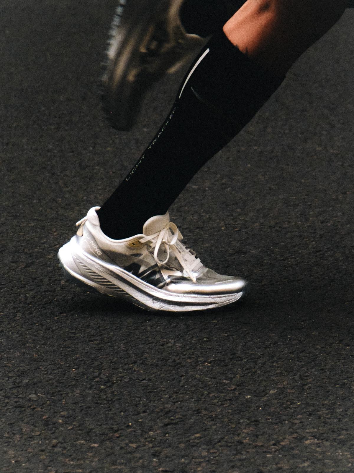 的盧則專注長距離保護與舒適體驗,採用全掌GCU科技大底配合3.3mm齒釘。