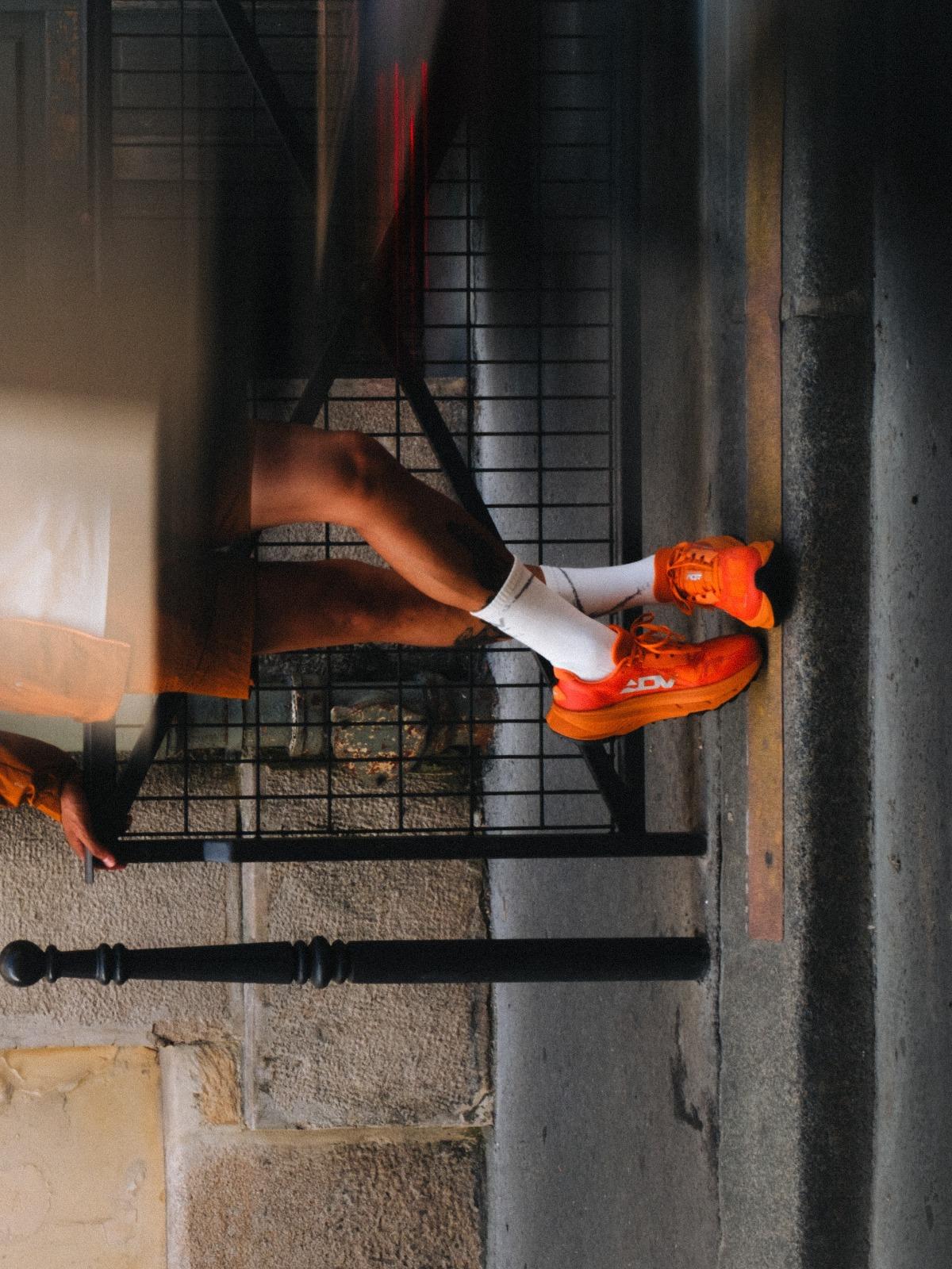 「Light Tracker」系列包括越野跑鞋、服飾與配件,並以橙色、黑白及深黑為主題配色