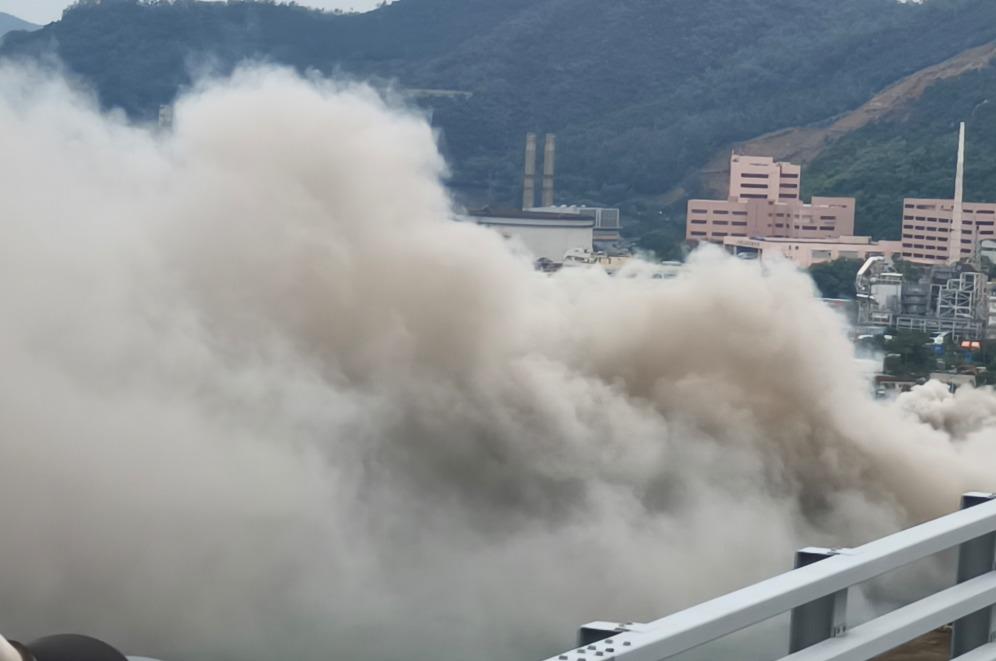 青衣青尚路及航運路交界一個回收場發生火警,消防員到場展開灌救。(中通社)