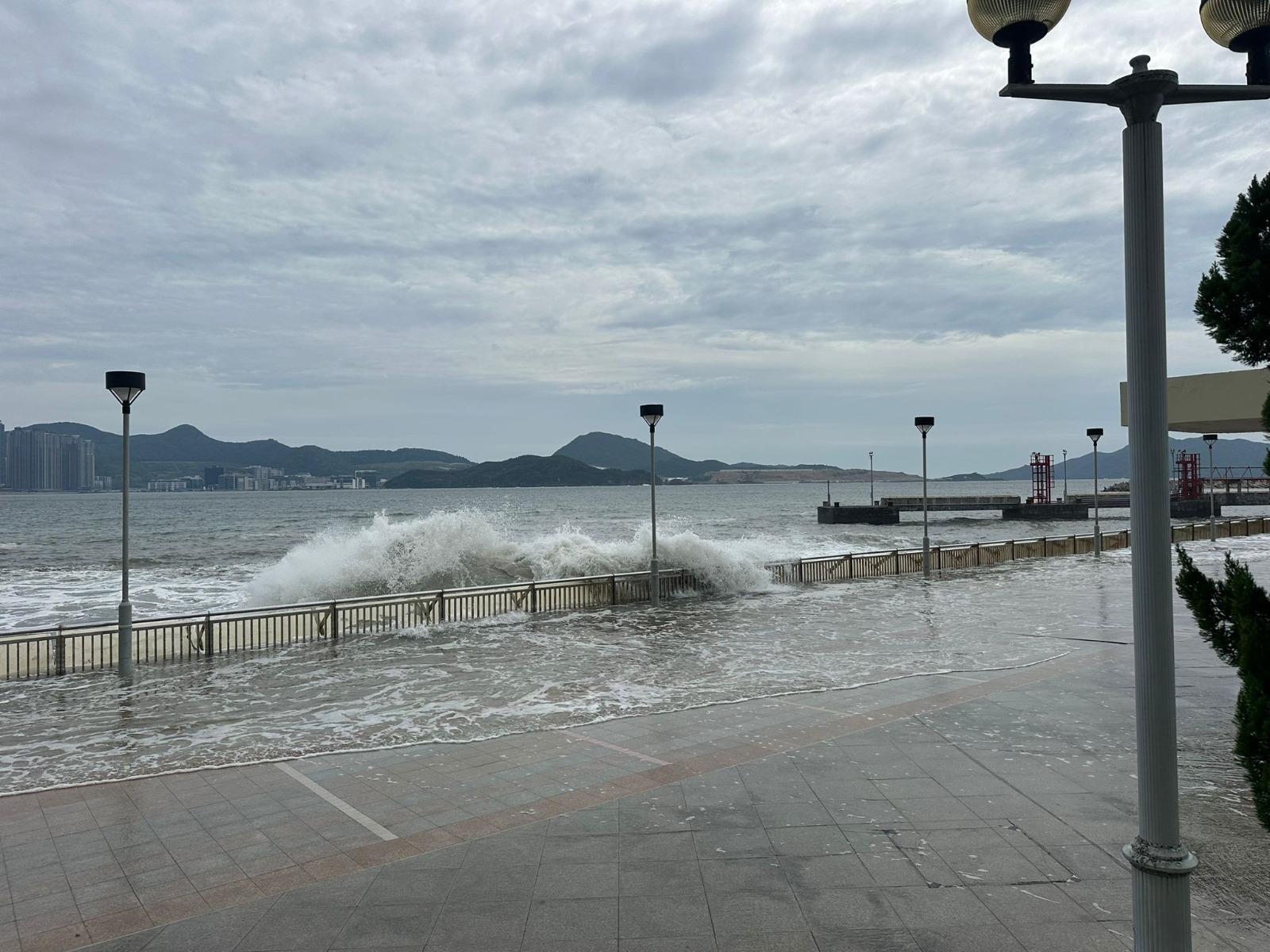 杏花邨海濱早上已經出現湧浪。(柴灣小西灣關注組 2.0)