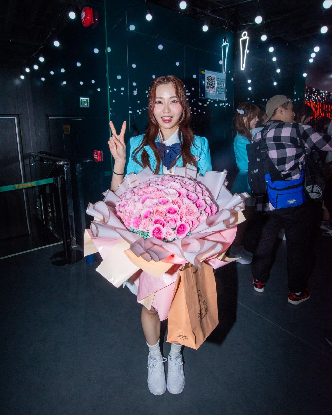 Cindy 獲男粉絲跪地送花。