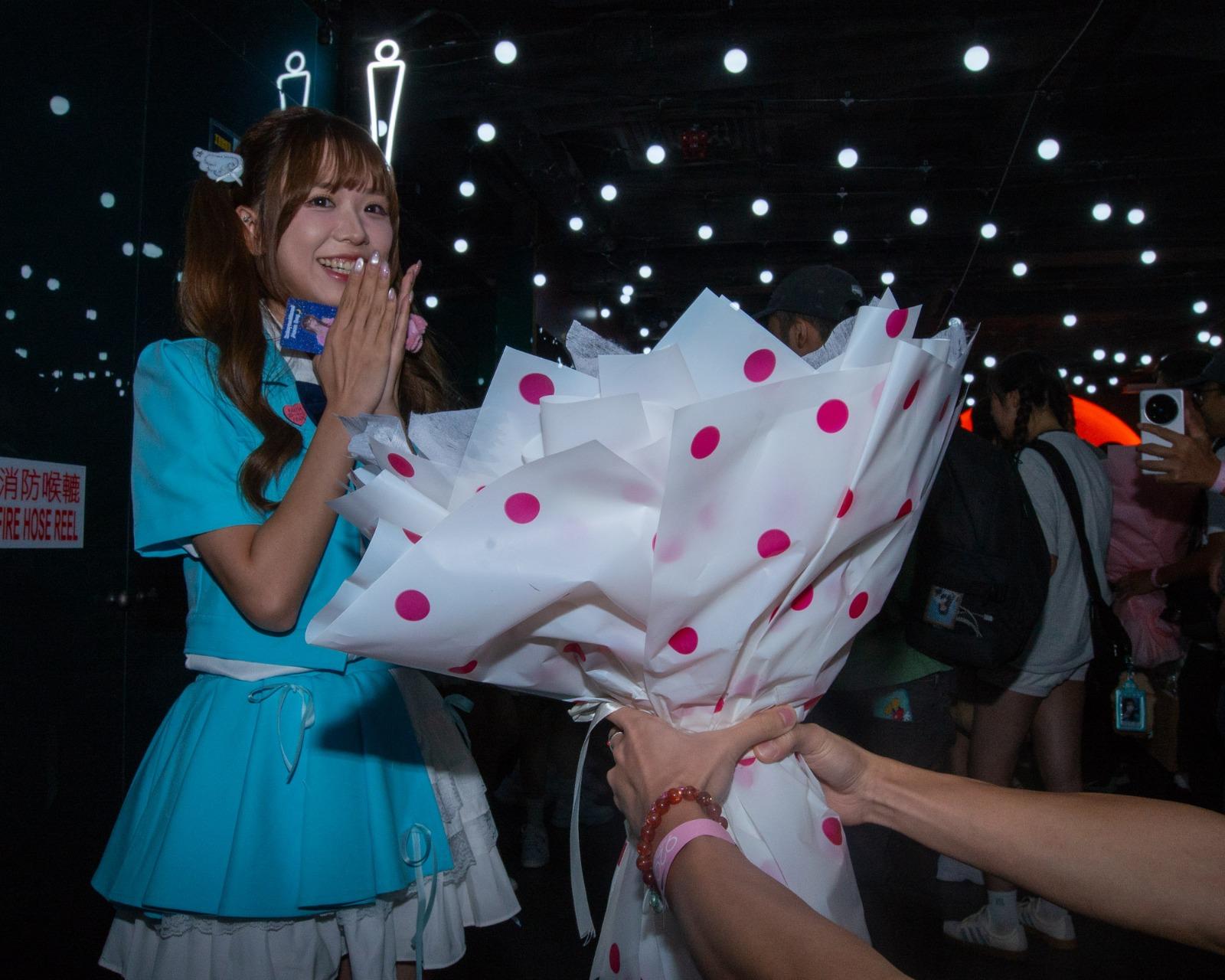 夢月獲粉絲跪地送花。