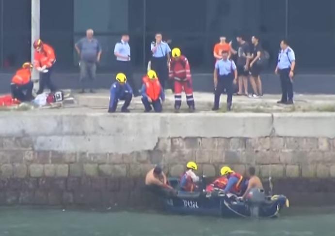 柴灣嘉業街一家三口墮海被救起。(TVBS 直播畫面)