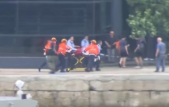 柴灣嘉業街一家三口墮海被救起。(TVBS 直播畫面)