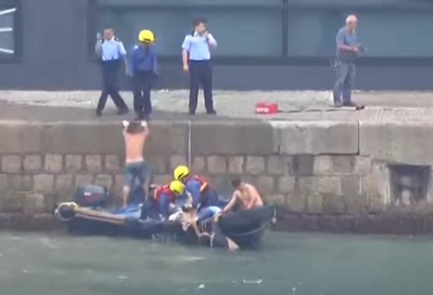 柴灣嘉業街一家三口墮海被救起。(TVBS 直播畫面)