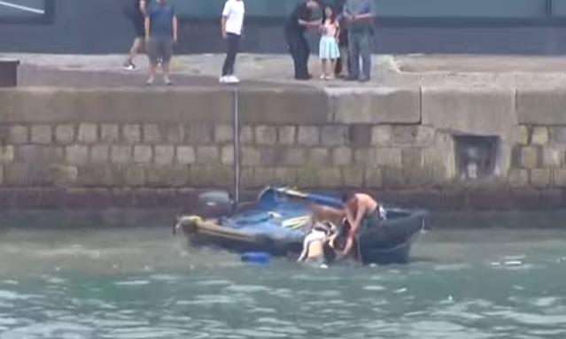 柴灣嘉業街一家三口墮海被救起。(TVBS 直播畫面)