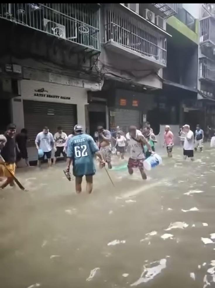 澳門街頭上演「捉魚挑戰賽」,街坊擸齊工具合力捉魚加餸。(cclwss@Threads)