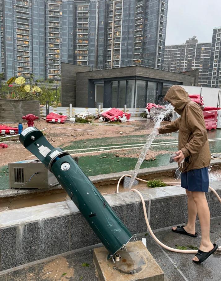 網民在小紅書上表示在將軍澳海濱撿到生蠔及海膽。(小紅書截圖)