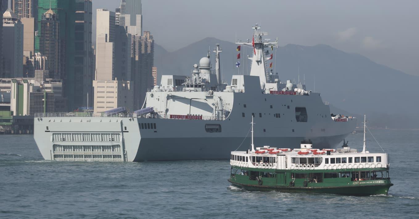 解放軍海軍戚繼光艦和沂蒙山艦進入香港水域,兩艦將在昂船洲軍營舉行艦艇開放活動。