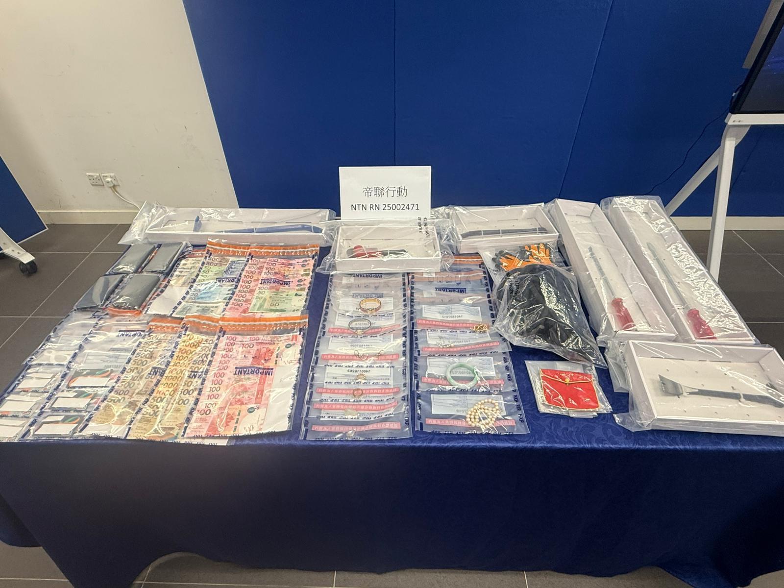 警方成功起回部份失物,包括首飾及檢獲撬開門窗的爆竊工具。