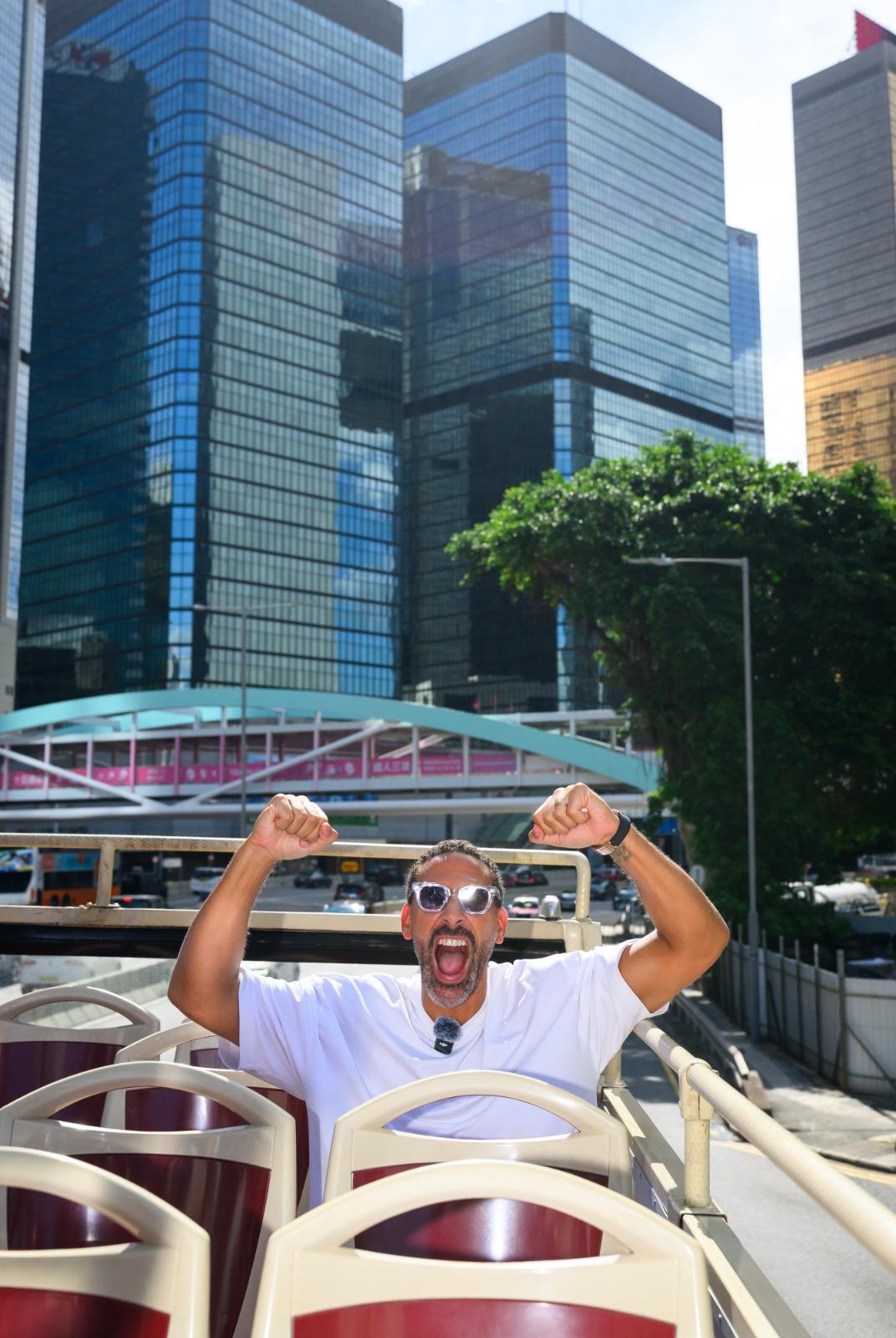 世界足球峰會|曼聯及英格蘭名宿里奧費迪南(Rio Ferdinand)乘開蓬巴士遊香港。(旅發局提供)